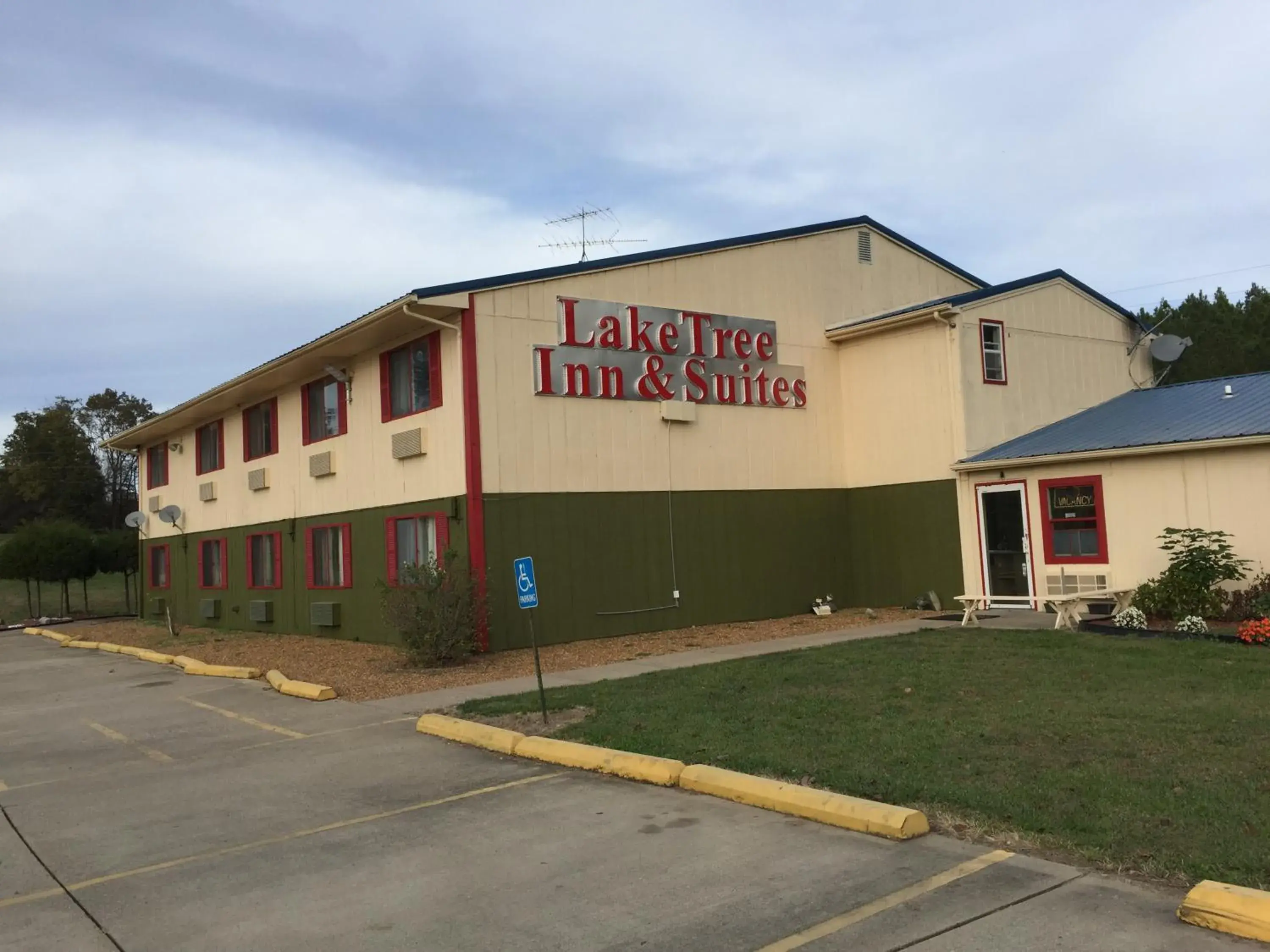 Property Building in Lake Tree Inn & Suites