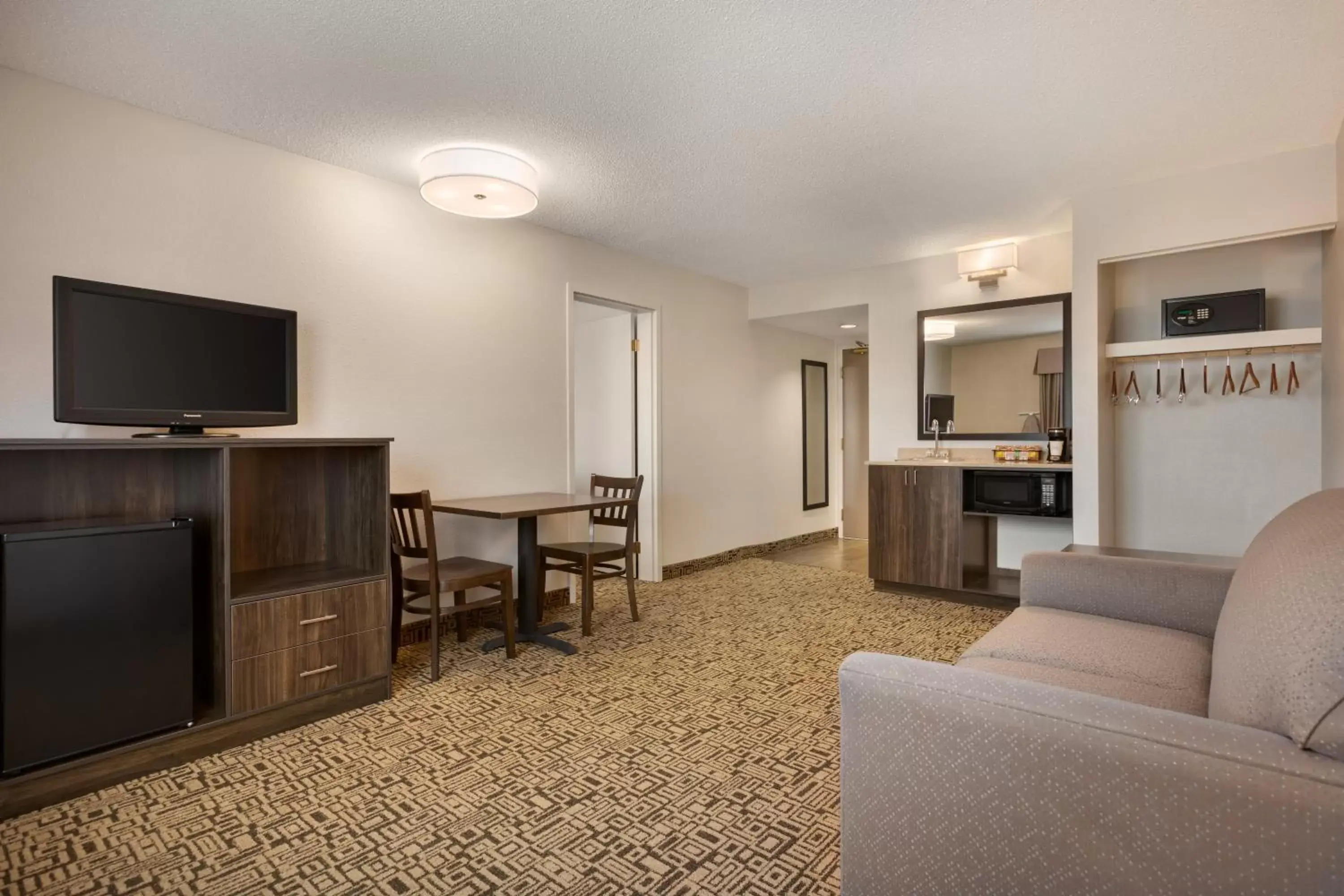 Living room, TV/Entertainment Center in Travelodge Suites by Wyndham New Glasgow