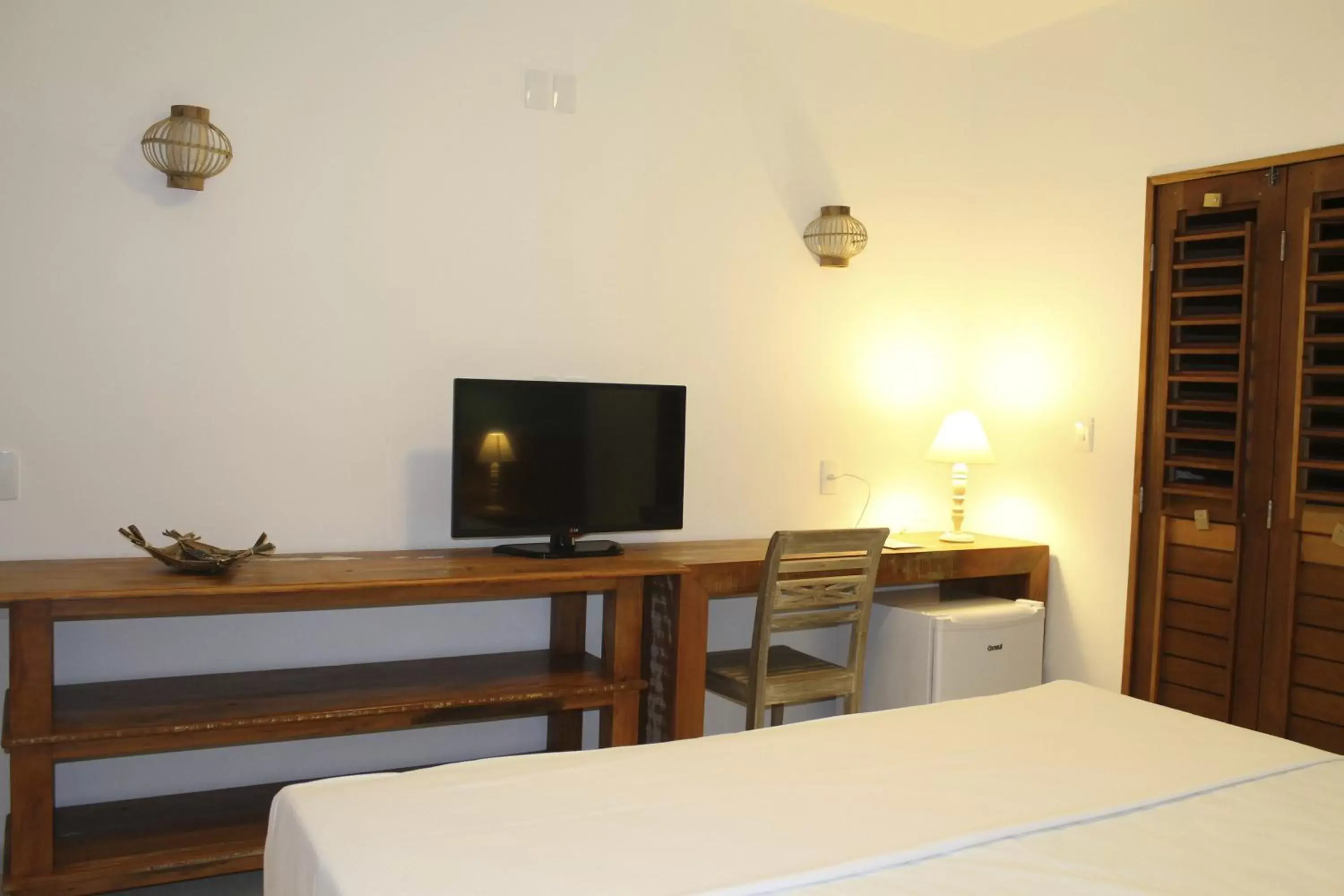 Bed, TV/Entertainment Center in Anga Hotel