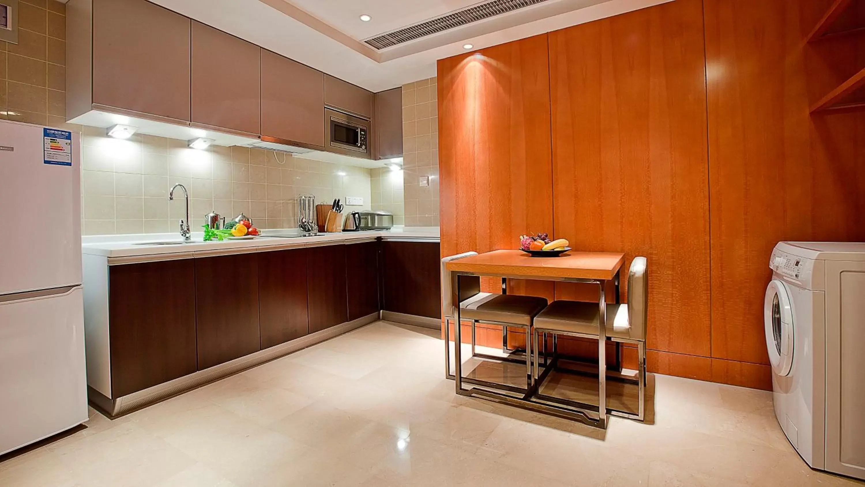 Photo of the whole room, Kitchen/Kitchenette in Holiday Inn Hangzhou CBD, an IHG Hotel