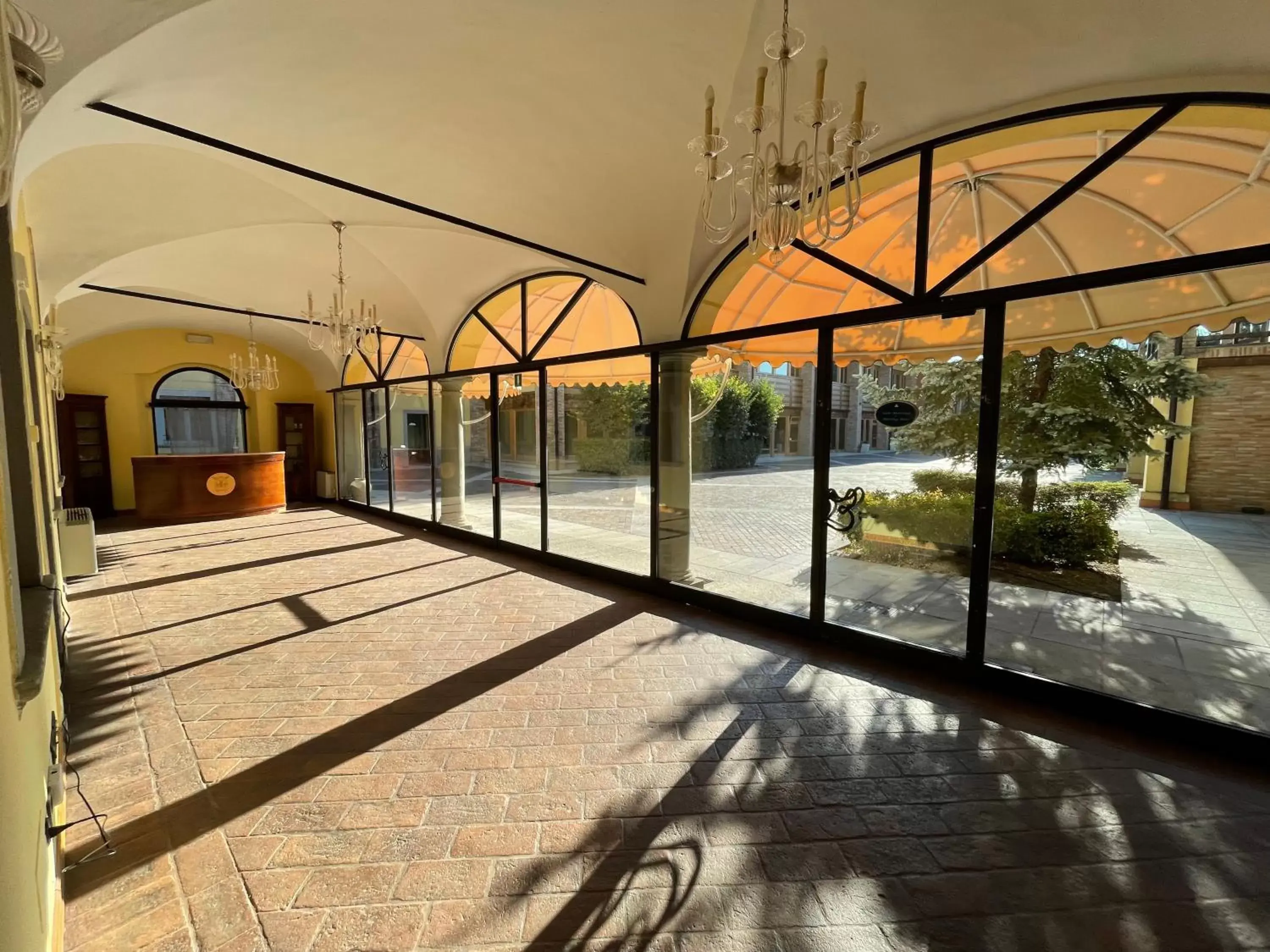 Inner courtyard view in Bes Hotel Bergamo La Muratella