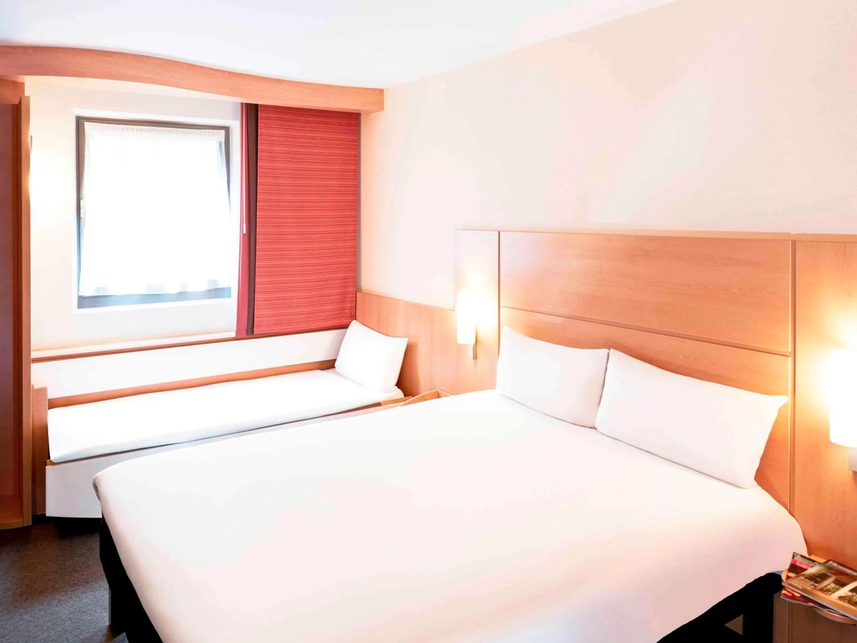 Photo of the whole room, Bed in ibis London Elstree Borehamwood