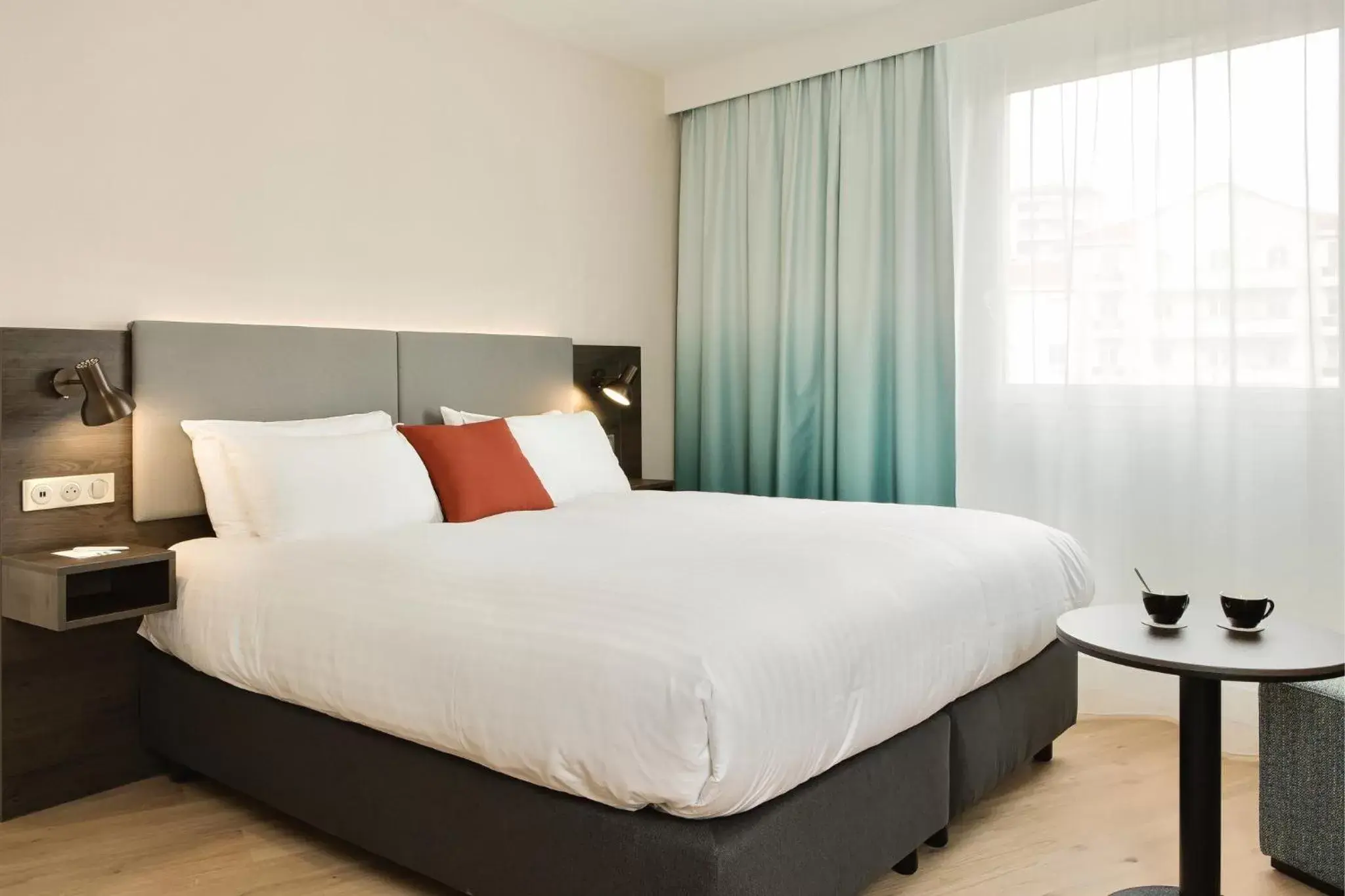 Standard Queen Room - Disability Access in Holiday Inn Toulon City Centre by IHG Standard Queen Room - Disability Access in Holiday Inn Toulon City Centre by IHG