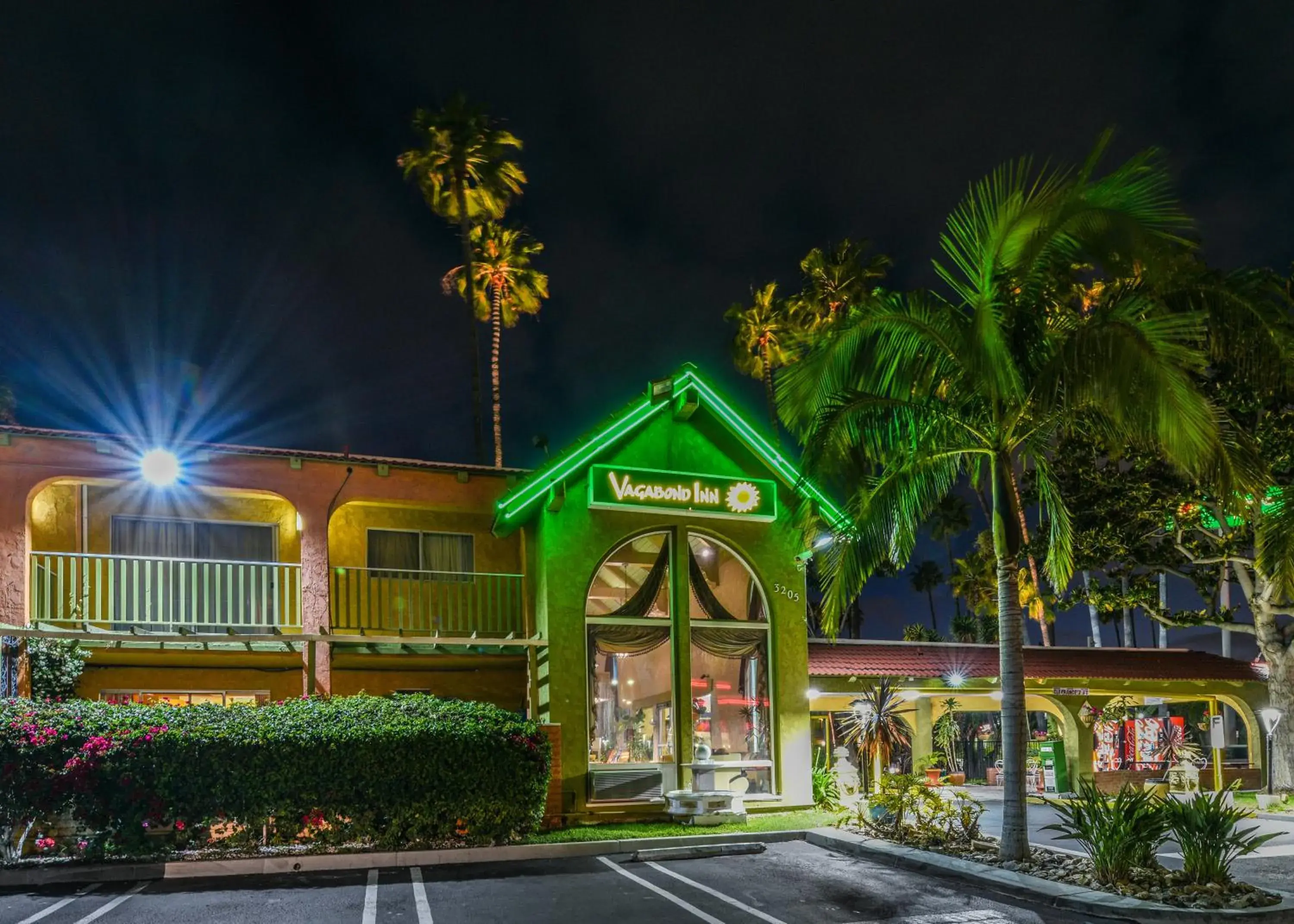 Facade/entrance, Property Building in Vagabond Inn Costa Mesa