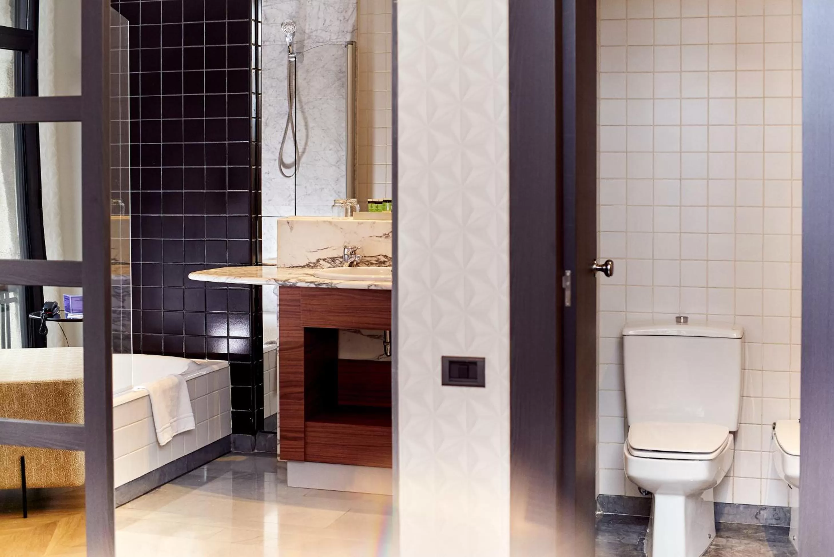 Bathroom in Occidental León Alfonso V