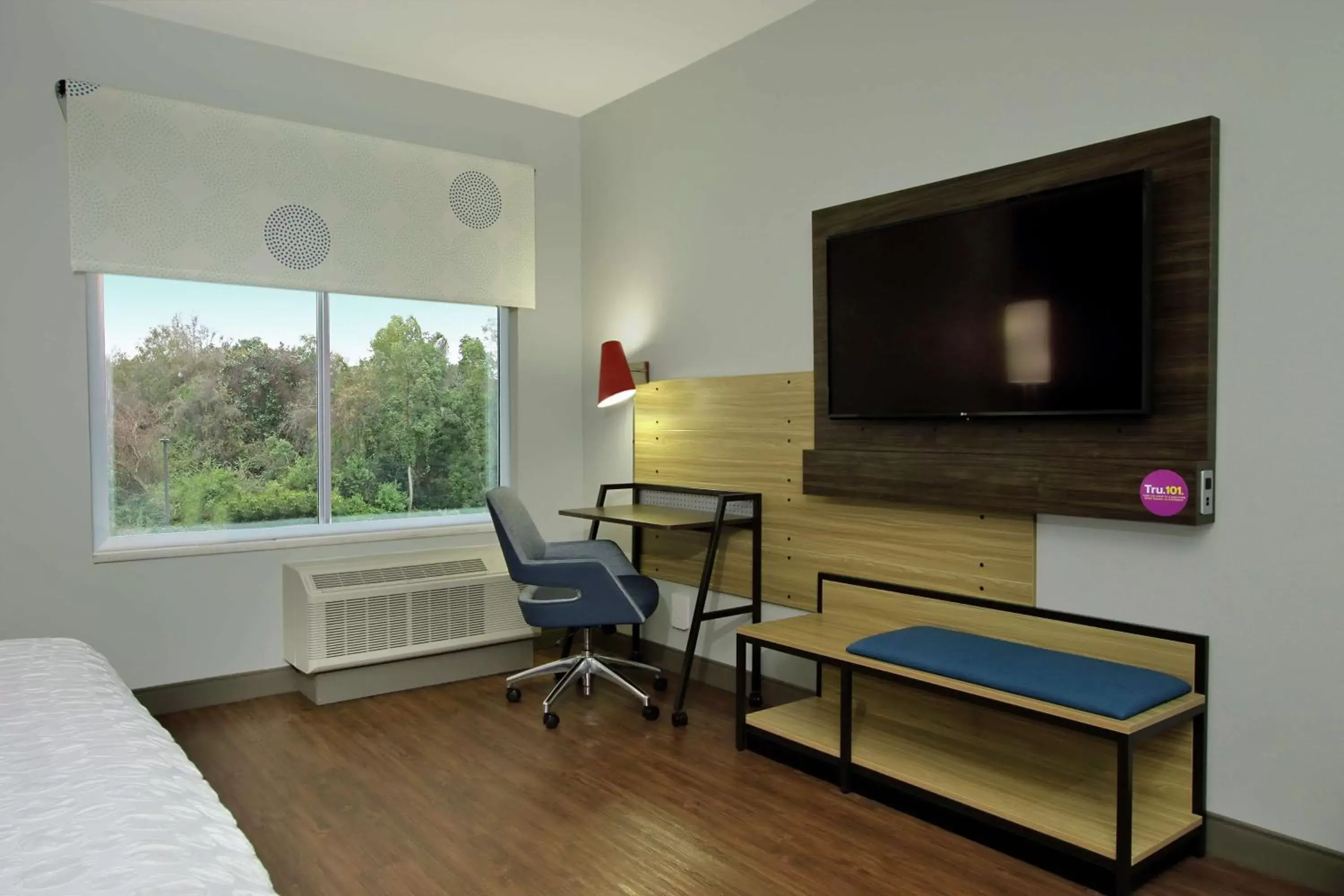 Bedroom, TV/Entertainment Center in Tru By Hilton Mobile