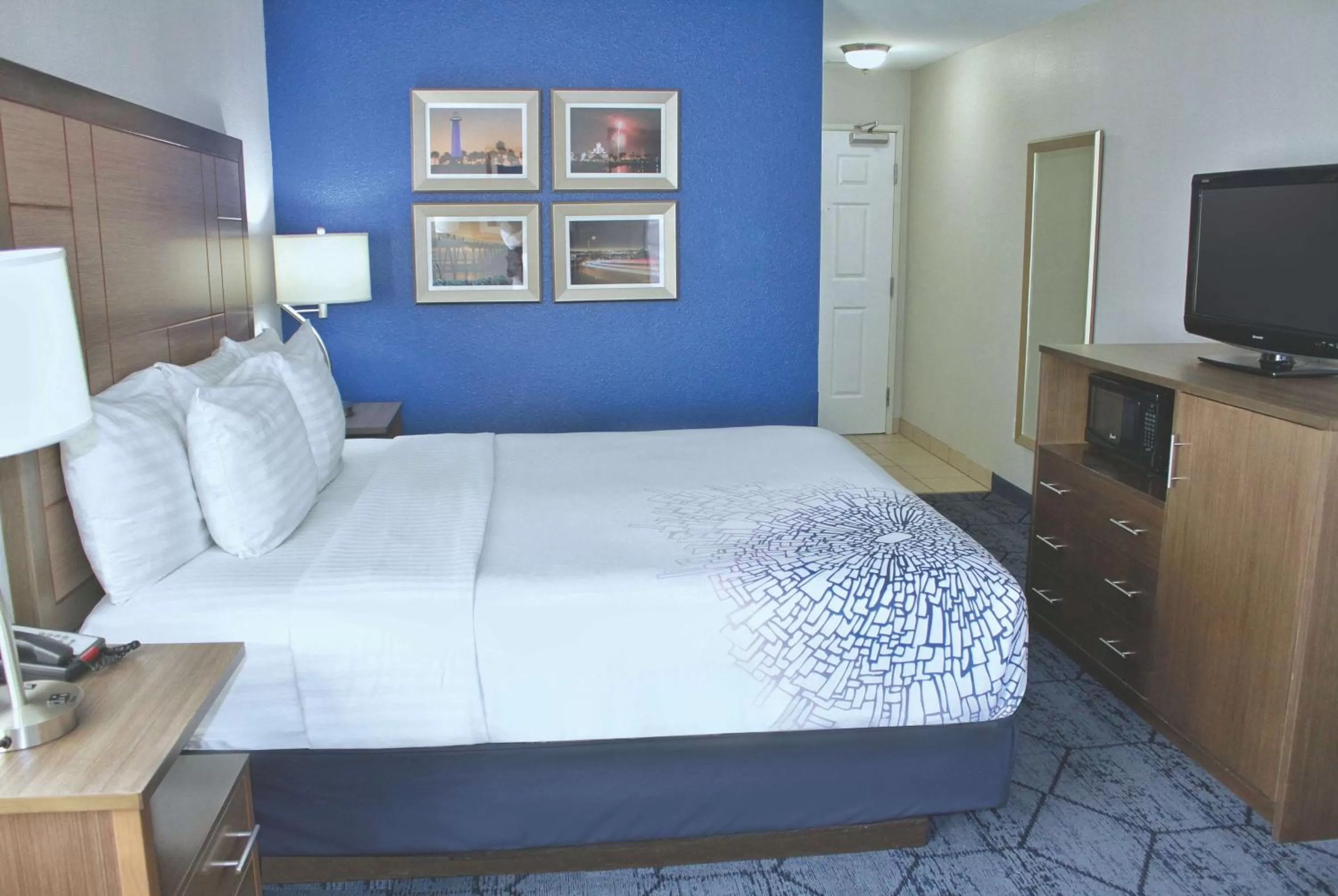 Photo of the whole room, Bed in La Quinta by Wyndham NE Long Beach/Cypress