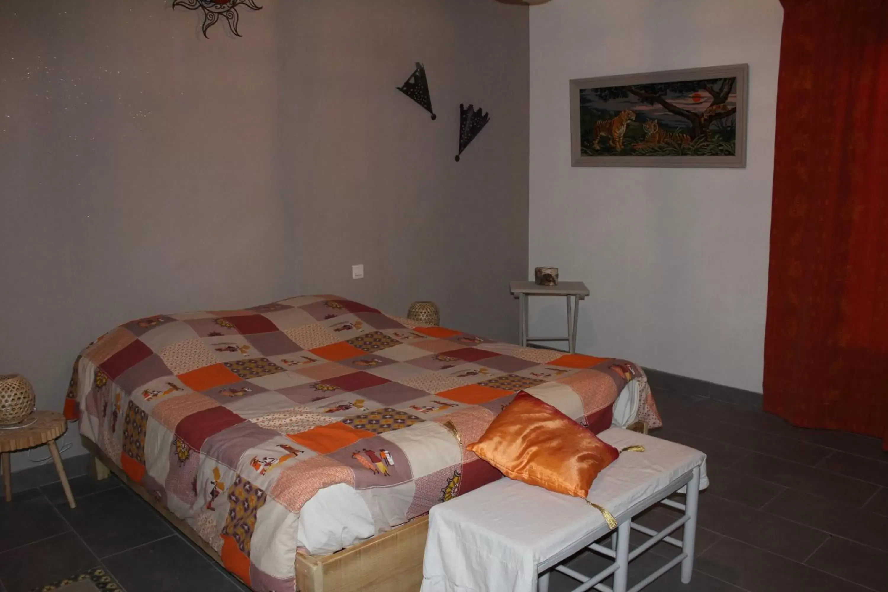 Bedroom, Bed in La Sarriette, Chambres d'hôtes et gîte d'étape à Eygalieres 13810