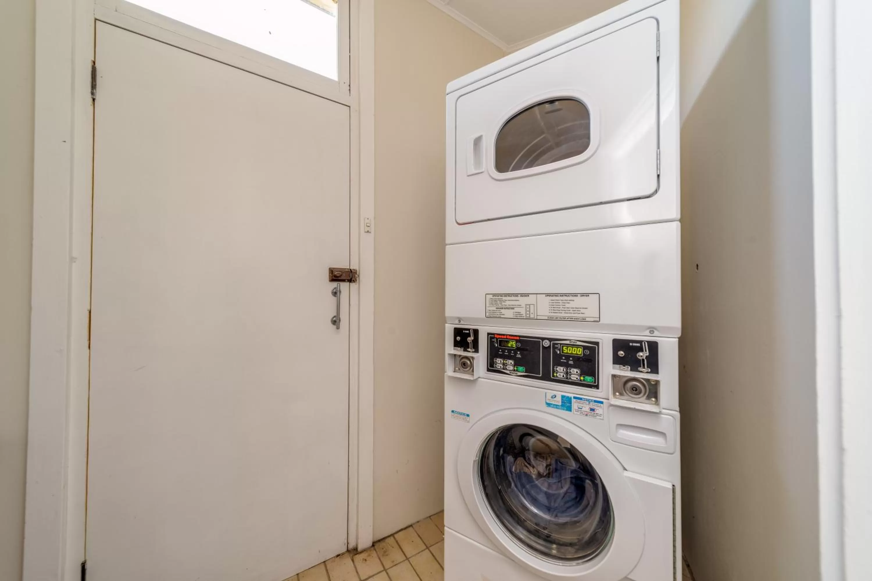 washing machine in Black Sheep Motel Goulburn