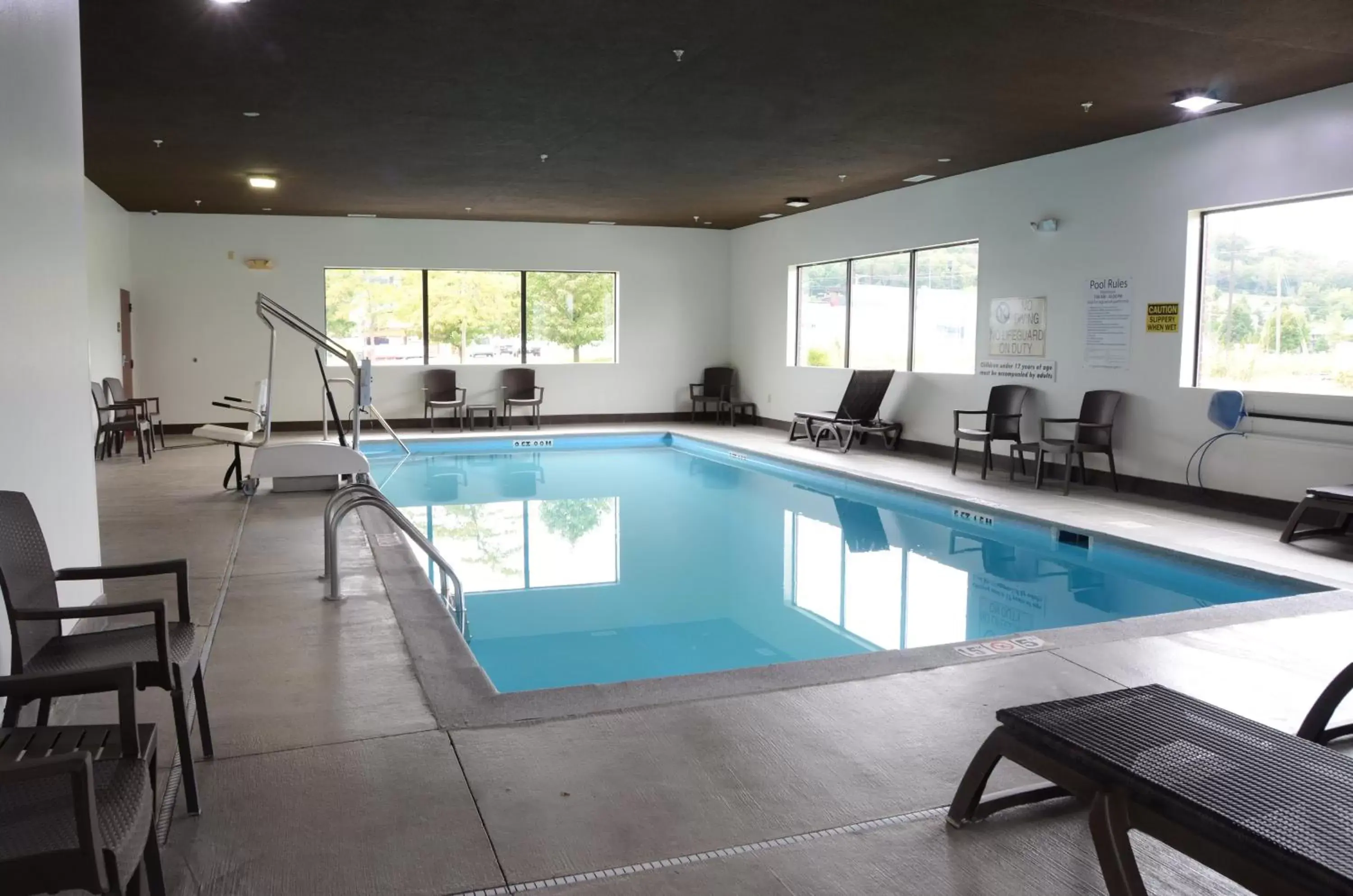 Swimming Pool in Comfort Inn & Suites Cave City