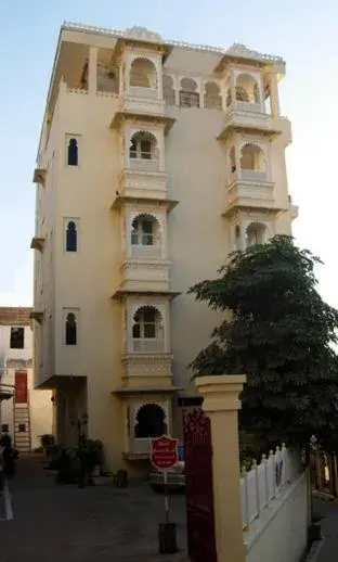 Facade/entrance, Property Building in Jaiwana Haveli