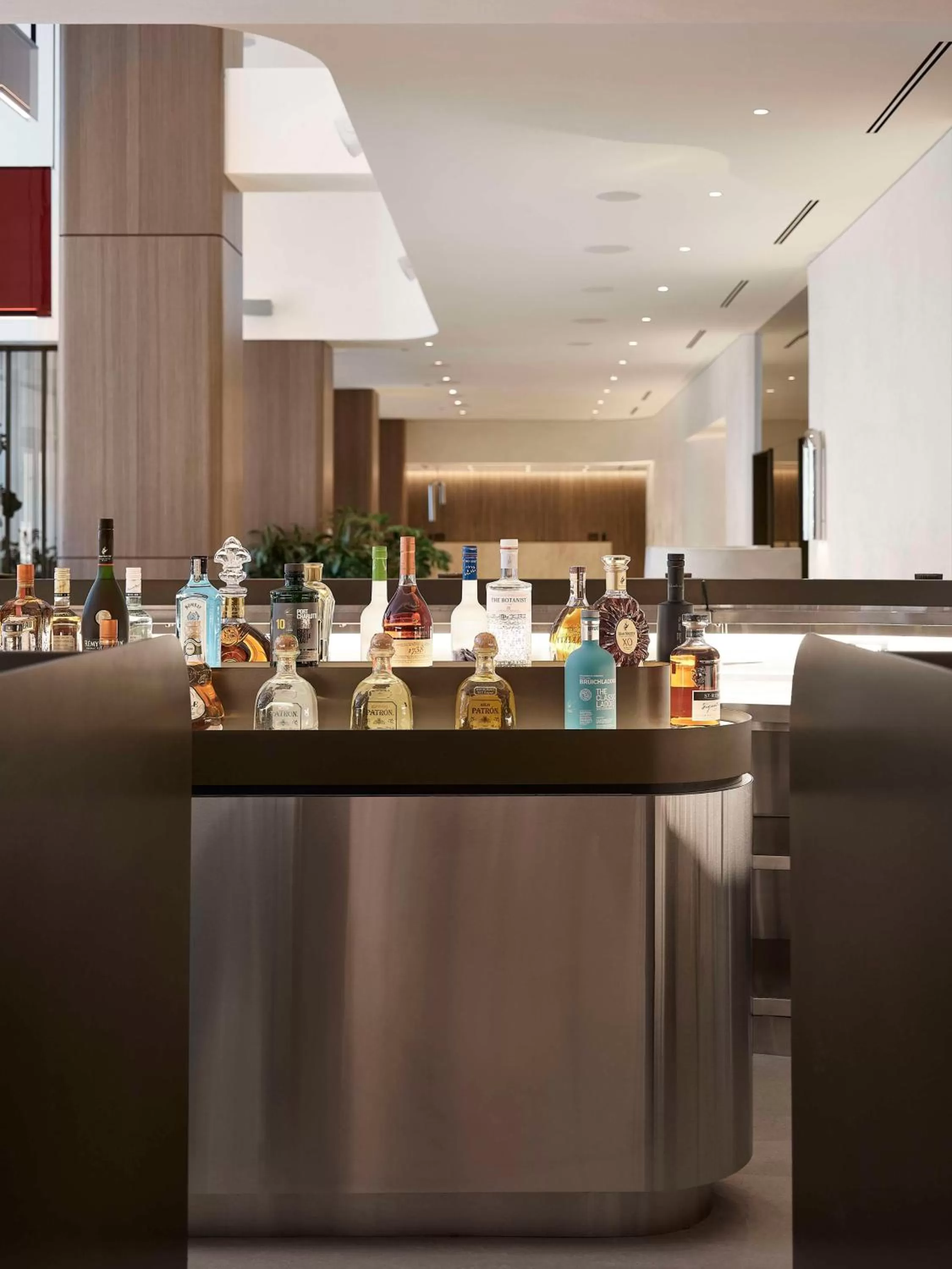 Lounge or bar in Vogue Hotel Montreal Downtown, Curio Collection by Hilton