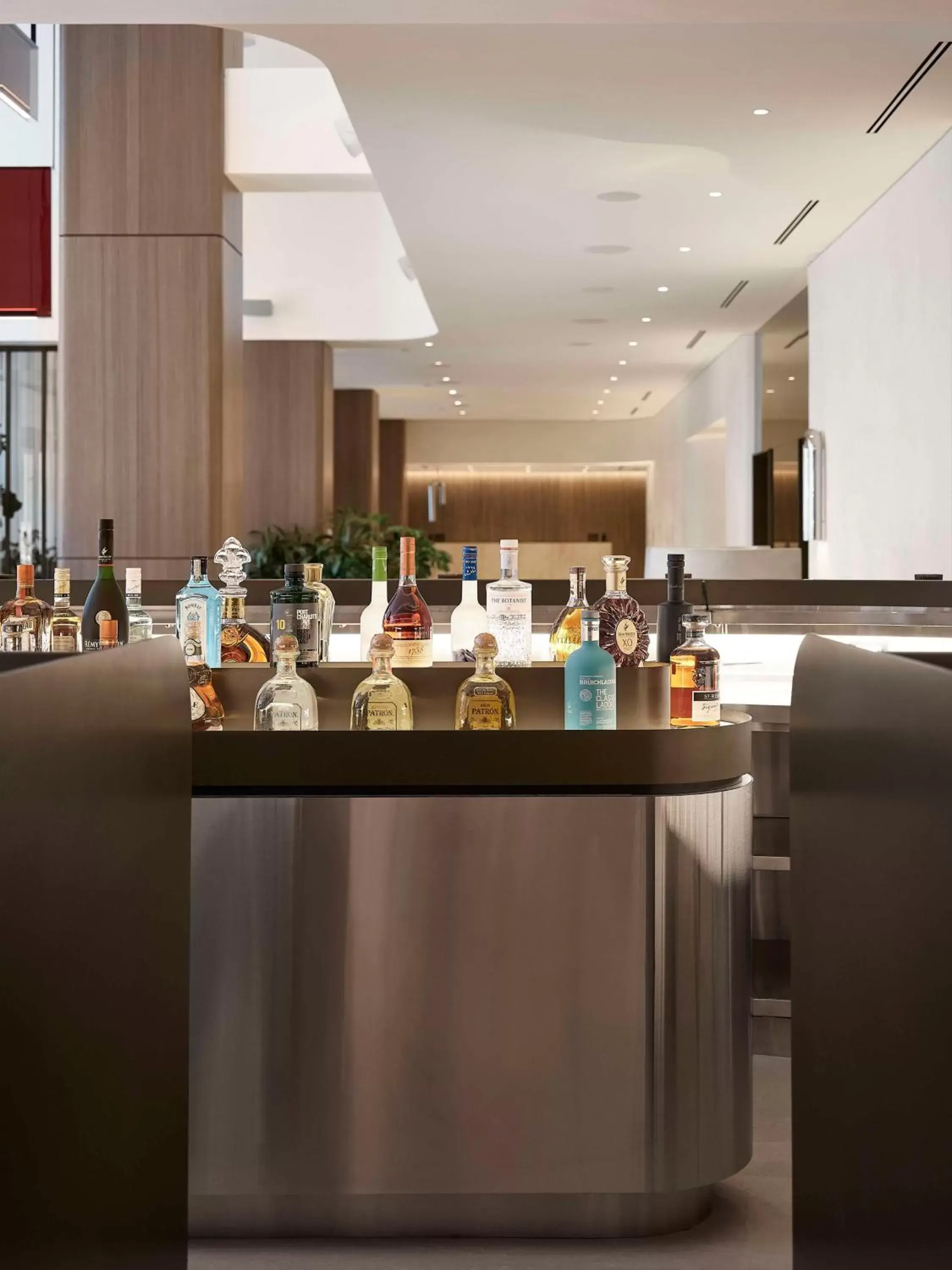 Lounge or bar, Restaurant/Places to Eat in Vogue Hotel Montreal Downtown, Curio Collection by Hilton
