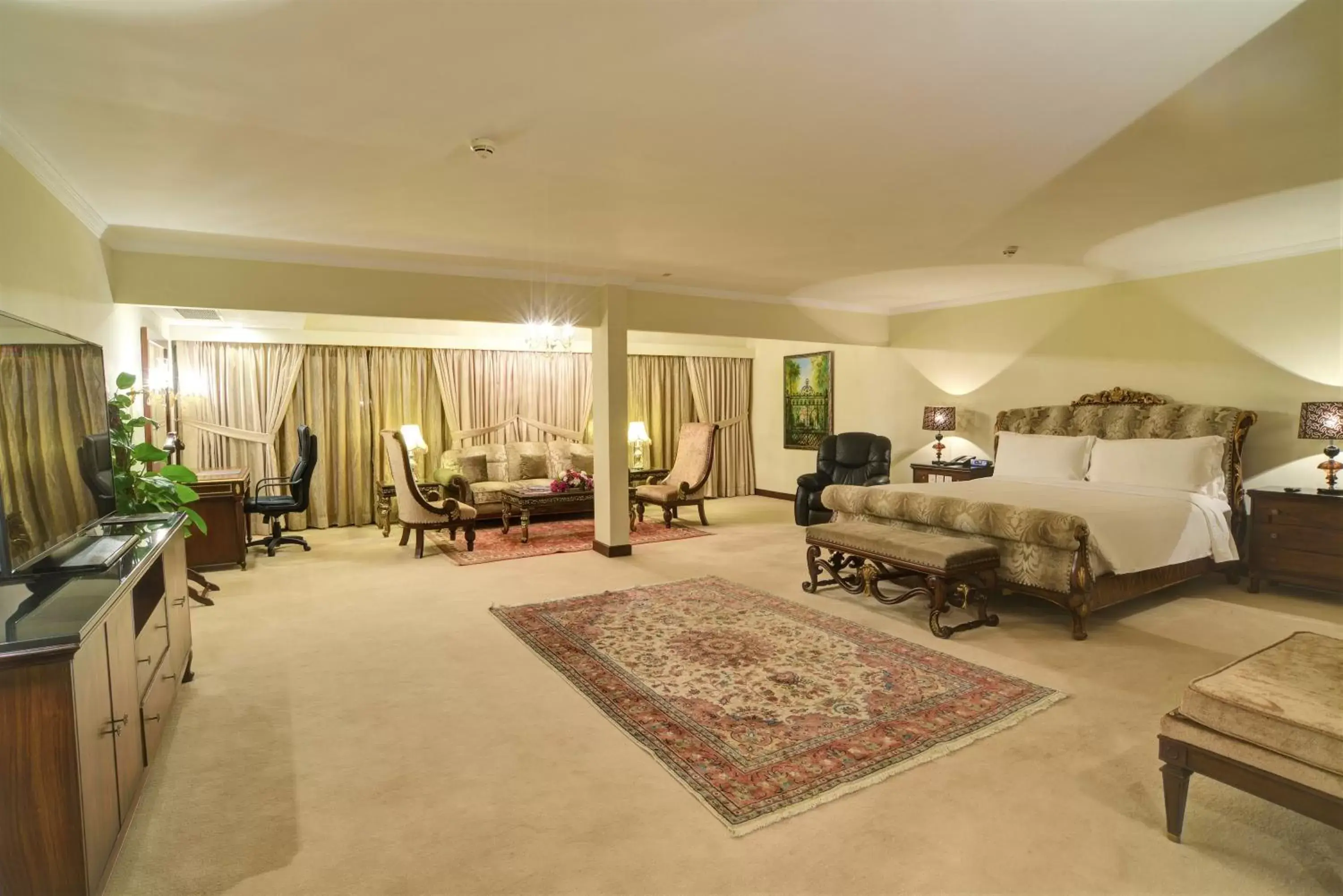 Bed, Seating Area in Karachi Marriott Hotel