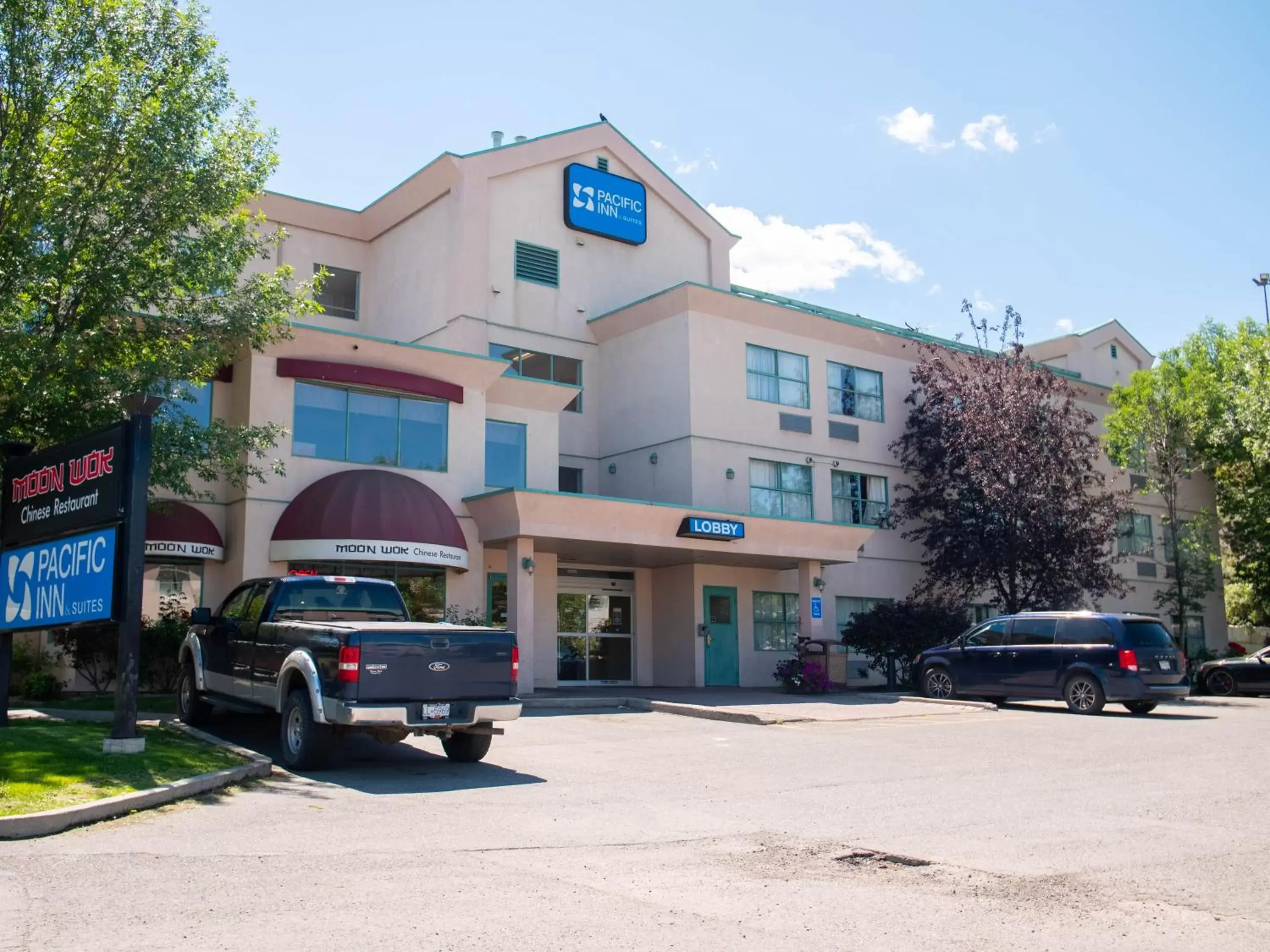 Property Building in Pacific Inn & Suites Kamloops