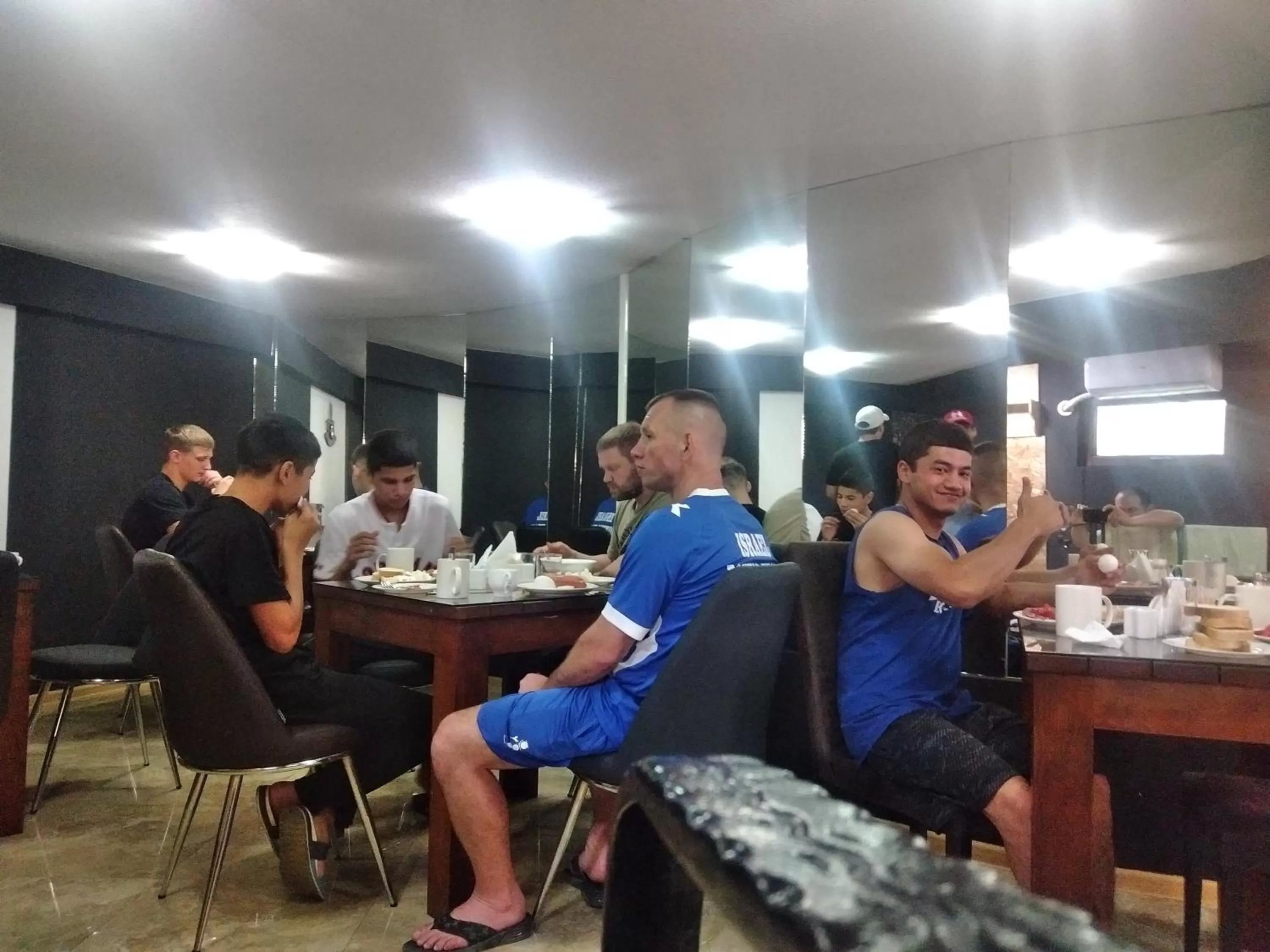 Restaurant/places to eat in Hotel Traveler