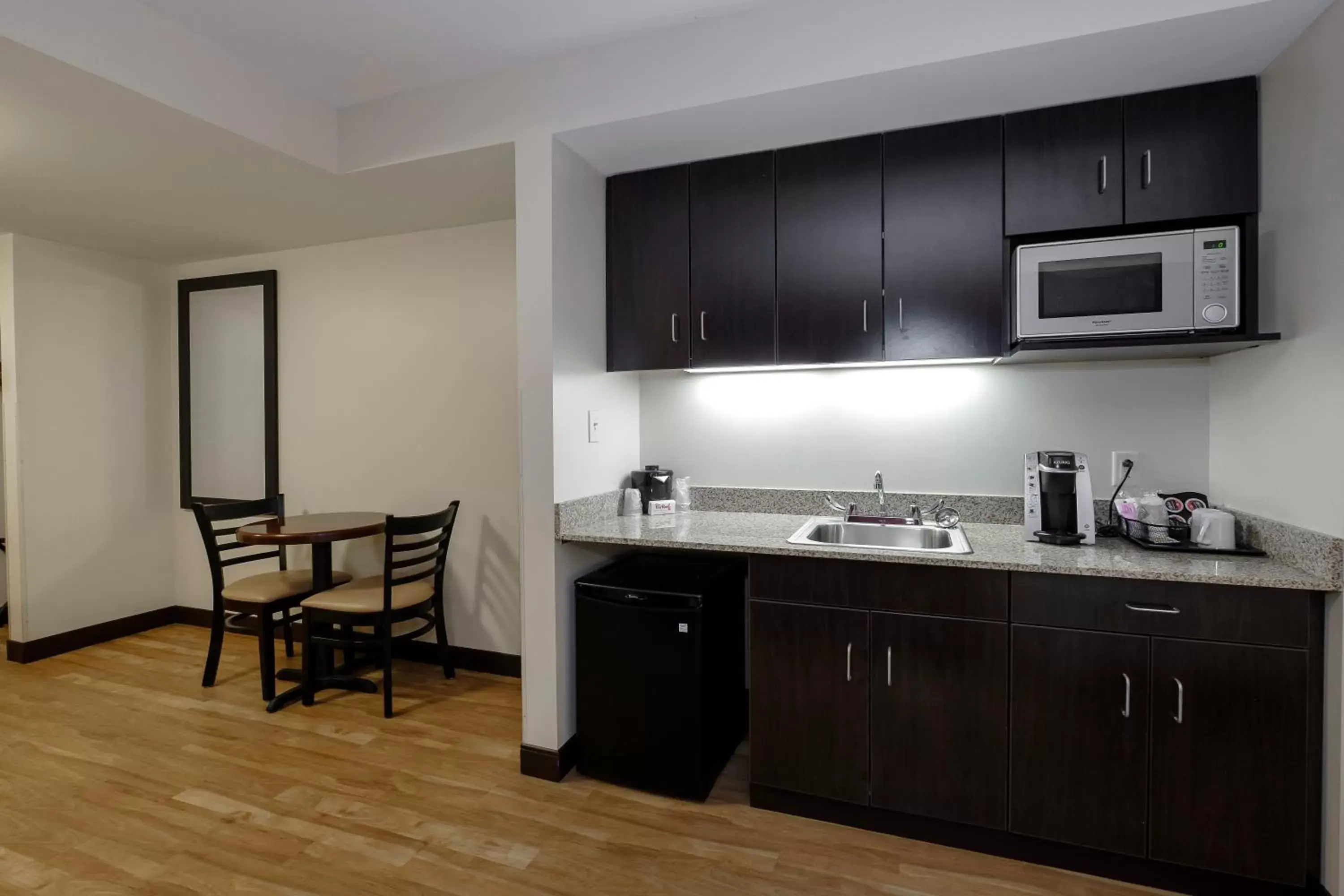 Photo of the whole room, Kitchen/Kitchenette in Red Roof Inn PLUS+ & Suites Malone