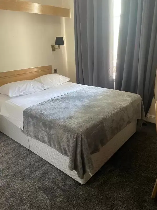 Bed in The Gresham Hotel