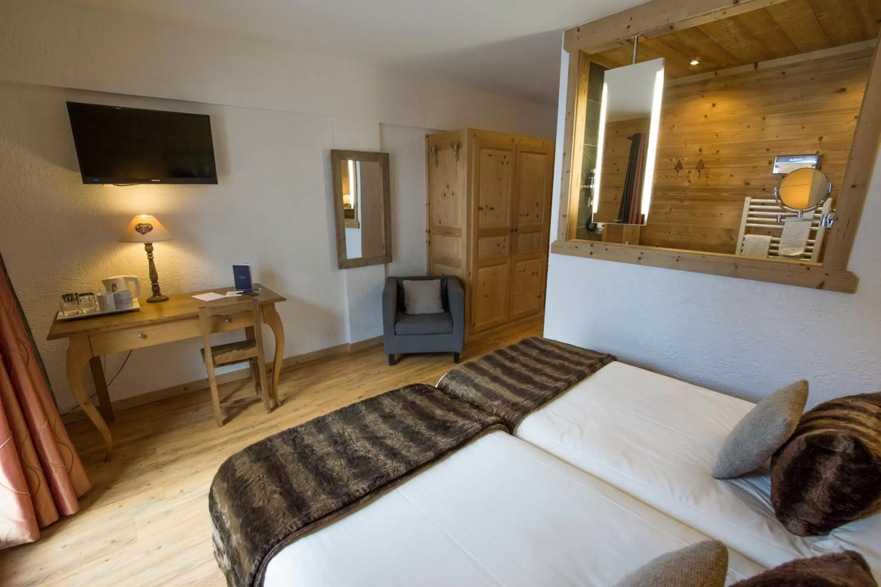 Bedroom, Bed in Hôtel Le Samovar