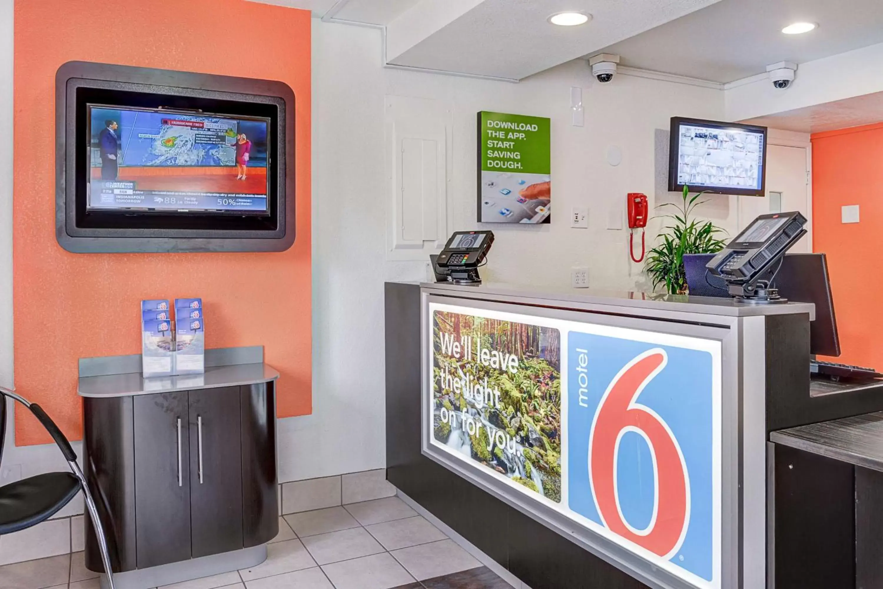 TV and multimedia in Motel 6-Portland, OR - Central