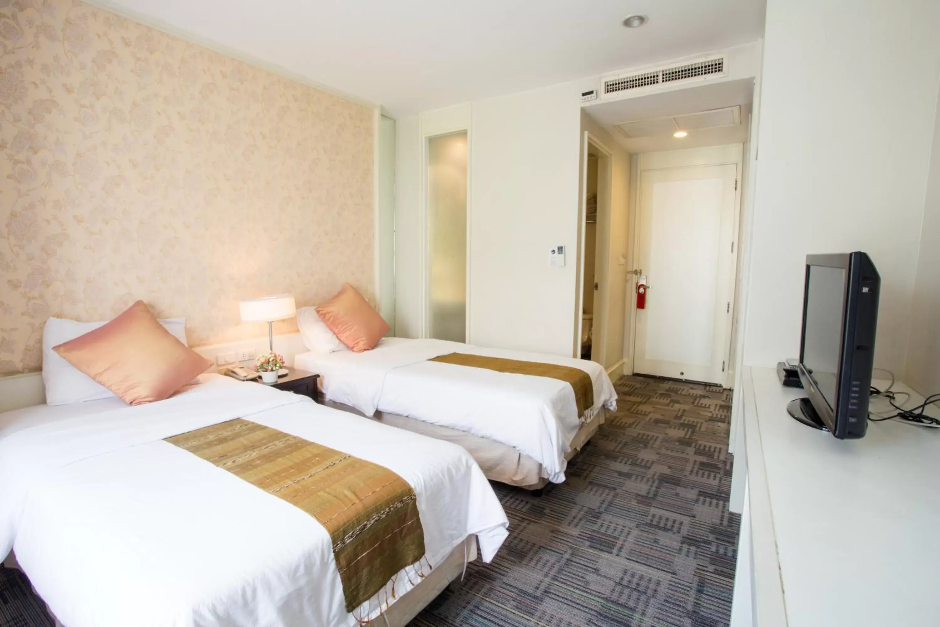 Photo of the whole room, Bed in Aphrodite Inn Bangkok Photo of the whole room, Bed in Aphrodite Inn Bangkok