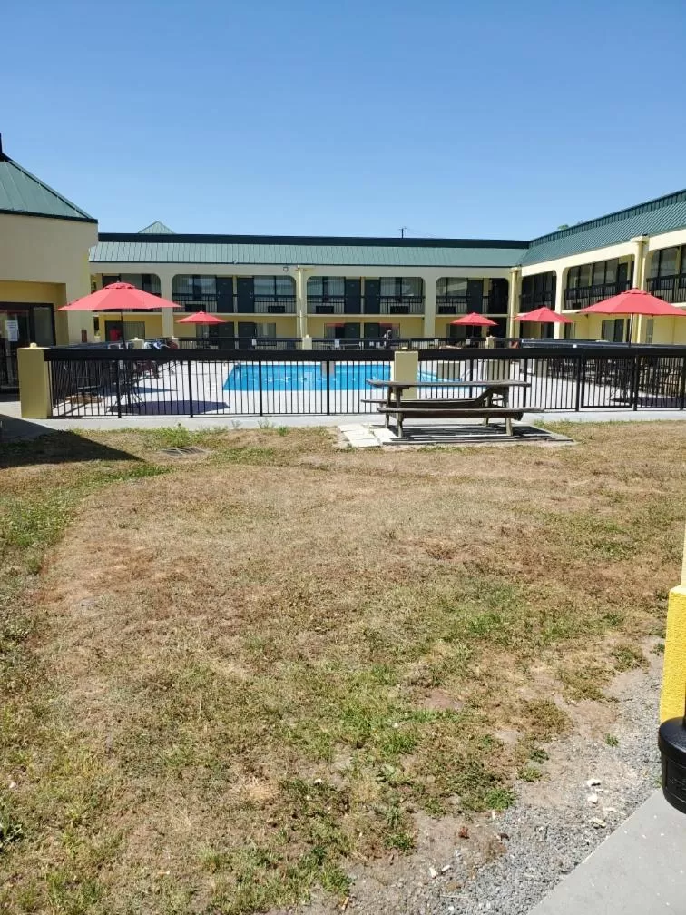 Swimming pool in Red Carpet Inn Kinston