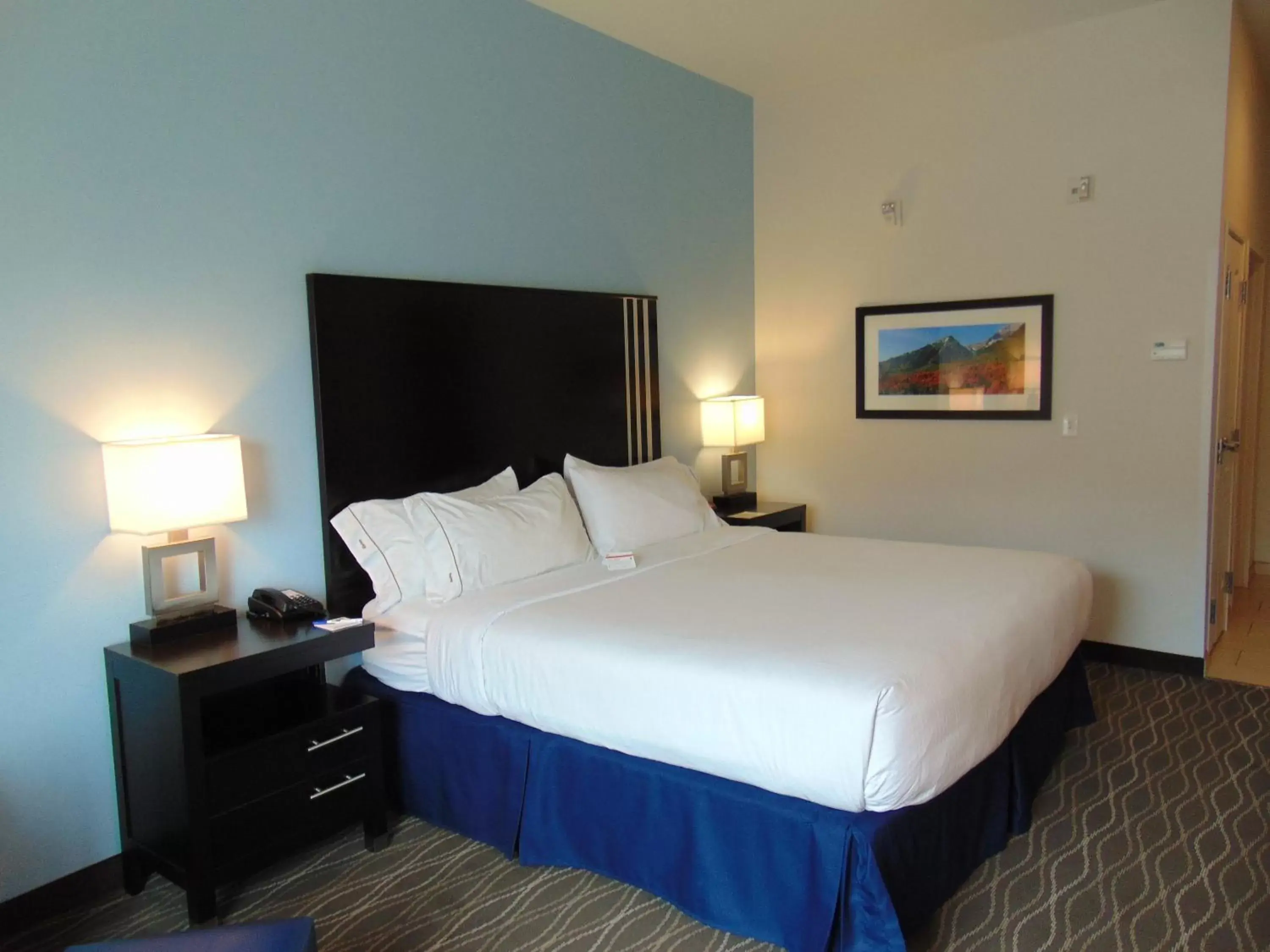 Photo of the whole room, Bed in Holiday Inn Express & Suites Springville-South Provo Area, an IHG Hotel