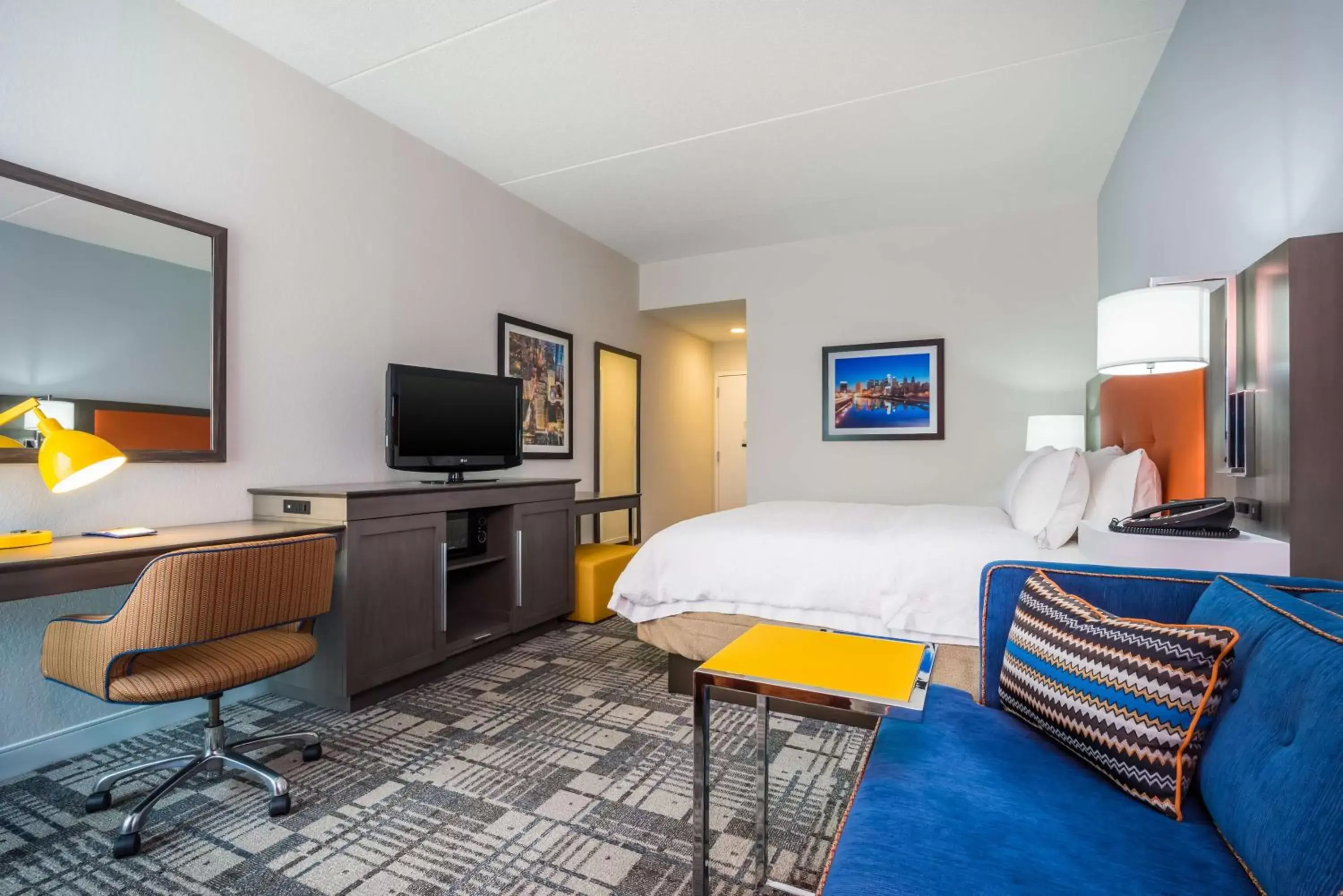 Bedroom, Bed in Hampton Inn Plymouth Meeting Bedroom, Bed in Hampton Inn Plymouth Meeting