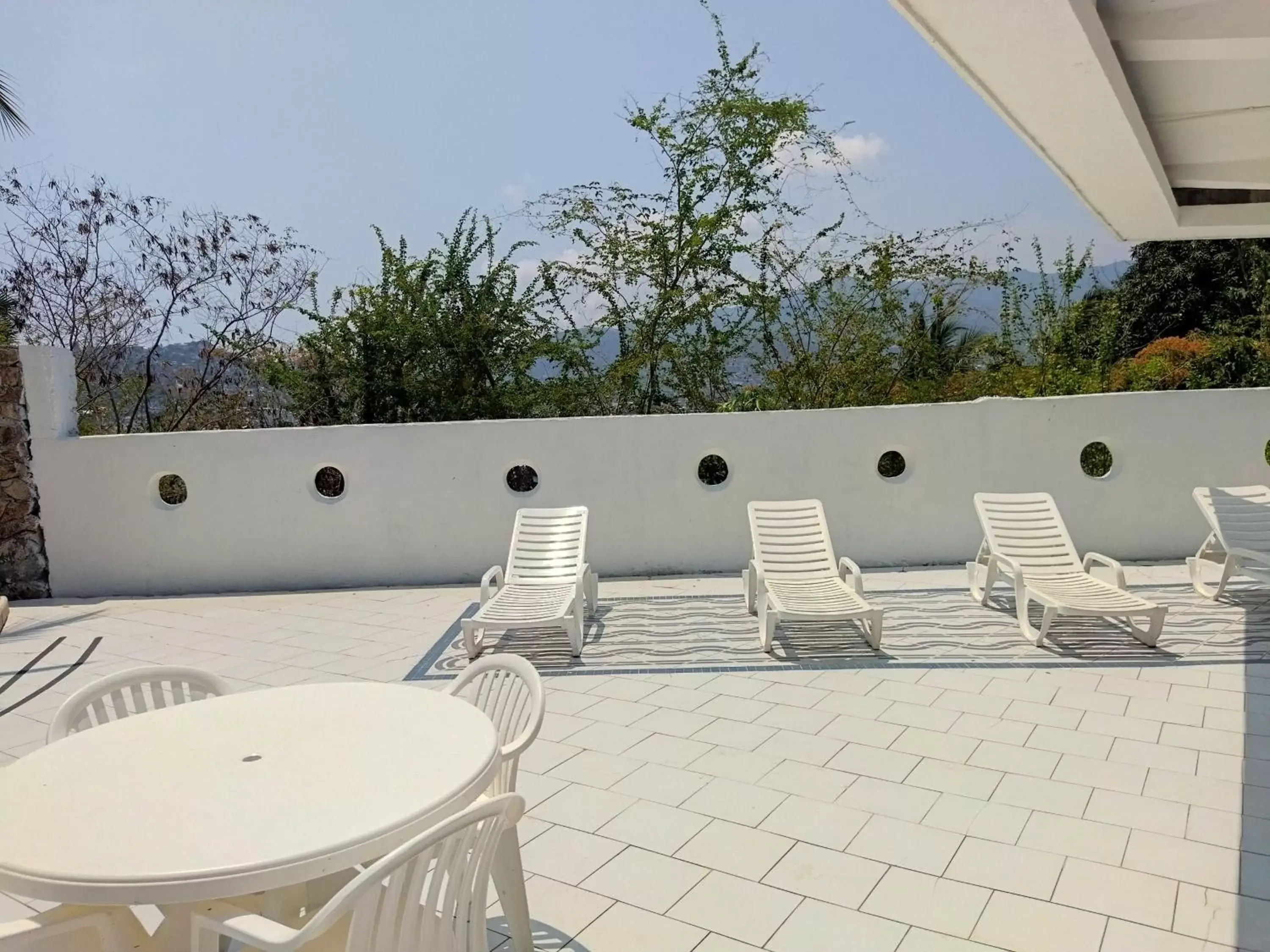 Swimming pool, Balcony/Terrace in Hotel Aristos Acapulco