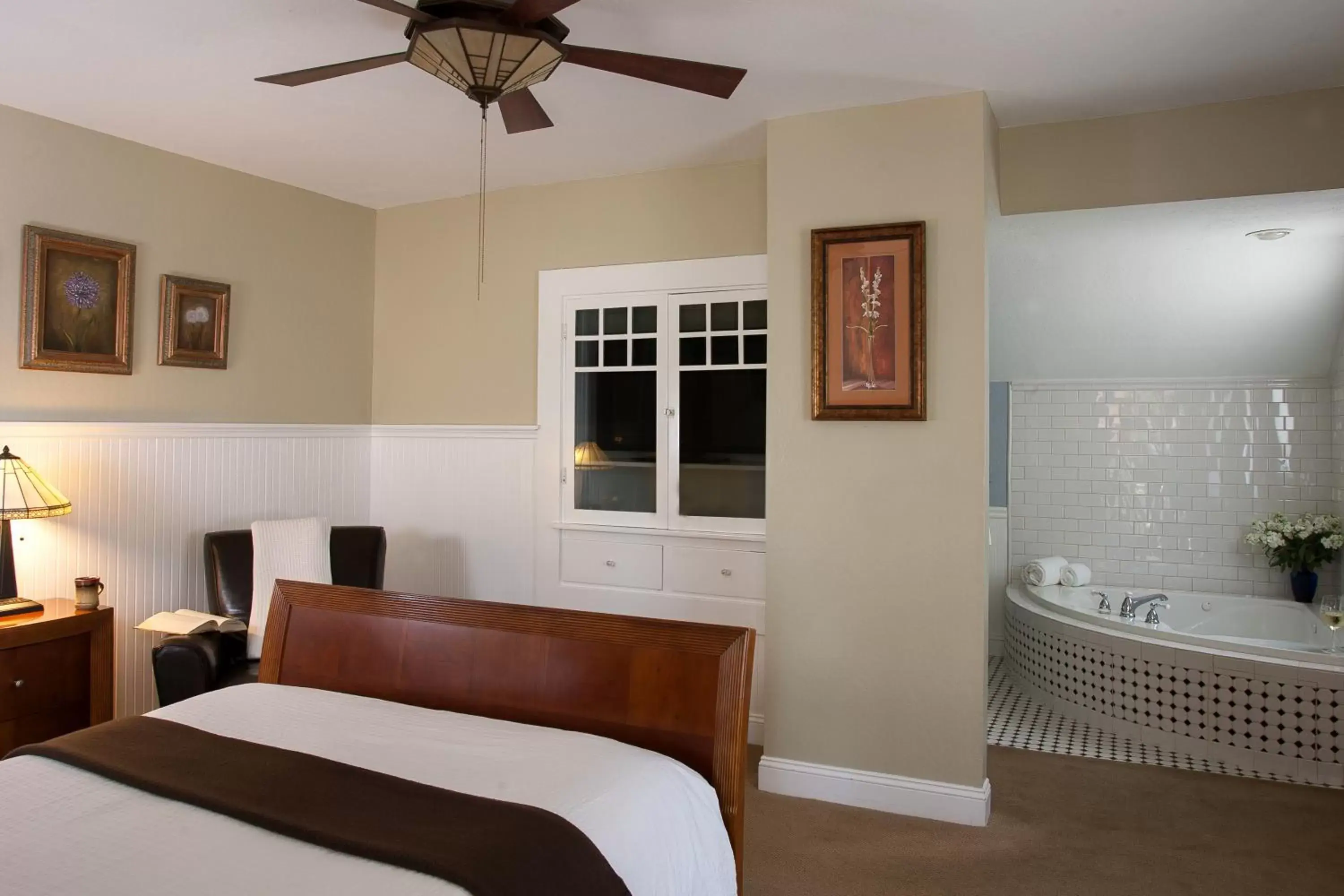 Bedroom, Seating Area in Craftsman Inn