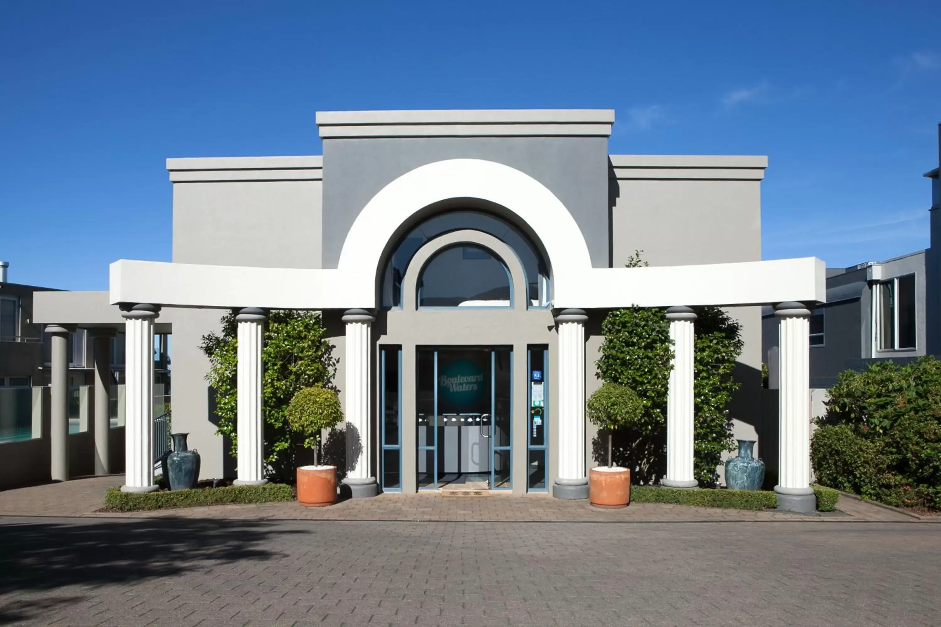 Facade/entrance in Boulevard Waters Facade/entrance in Boulevard Waters