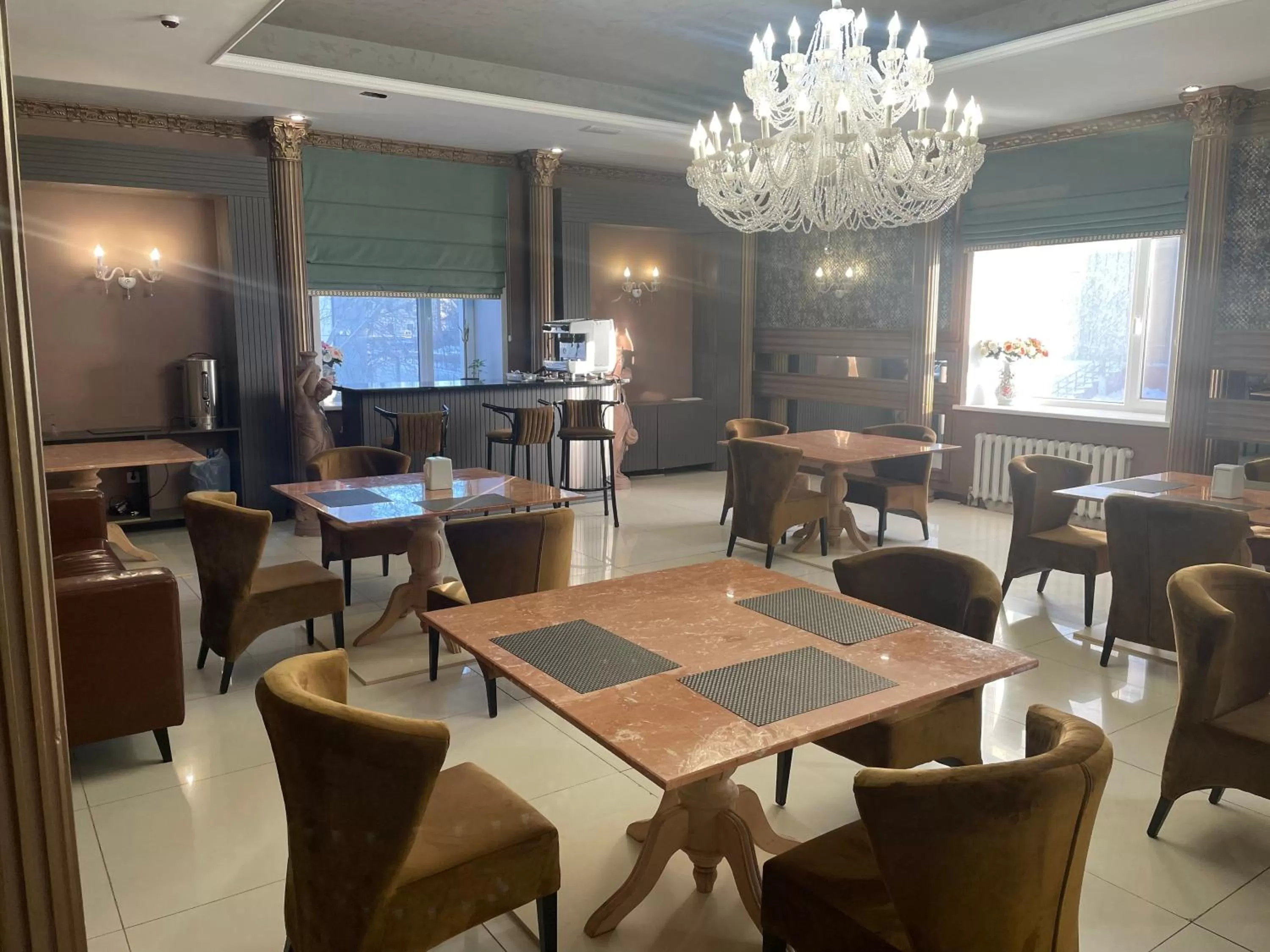 Restaurant/Places to Eat in Lion Hotel