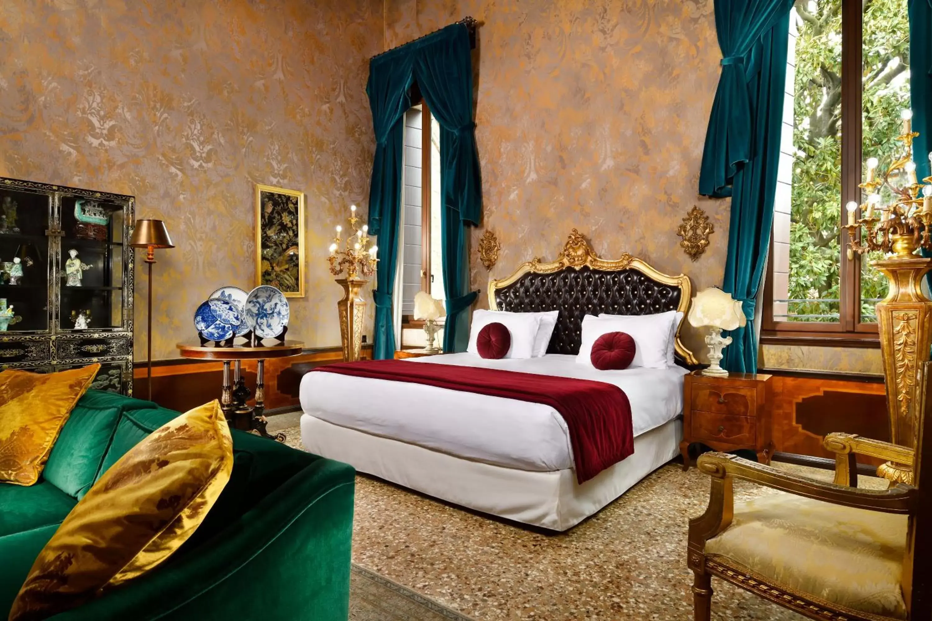Photo of the whole room, Bed in Palazzo Venart Luxury Hotel
