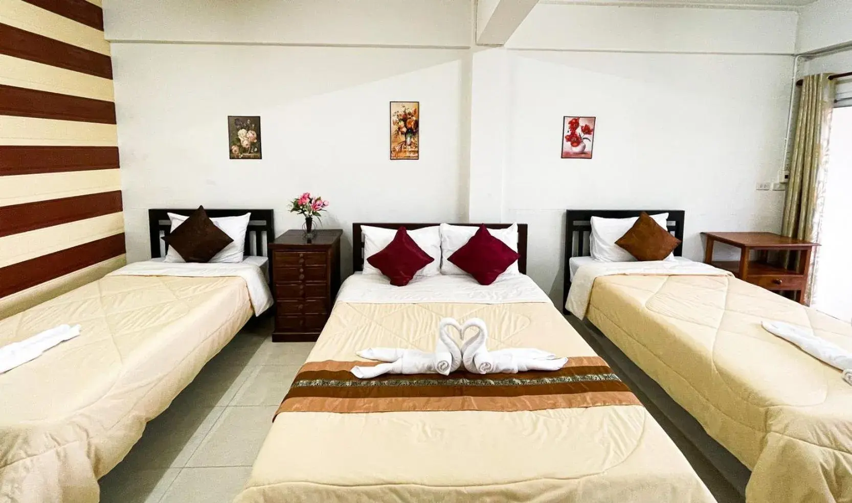 Family Room with Balcony in Rueangrat Hotel Family Room with Balcony in Rueangrat Hotel