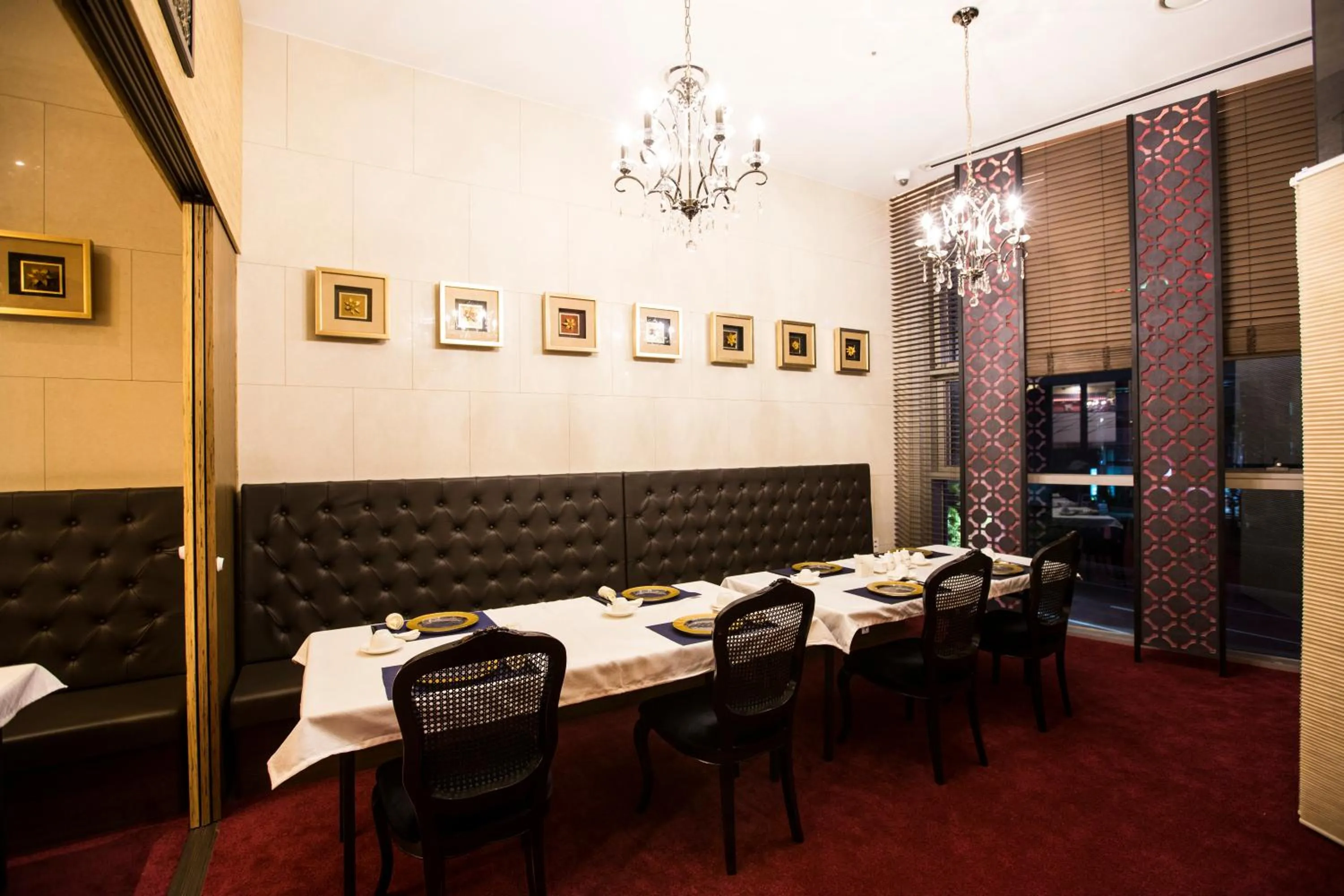 Restaurant/places to eat in I Square Hotel