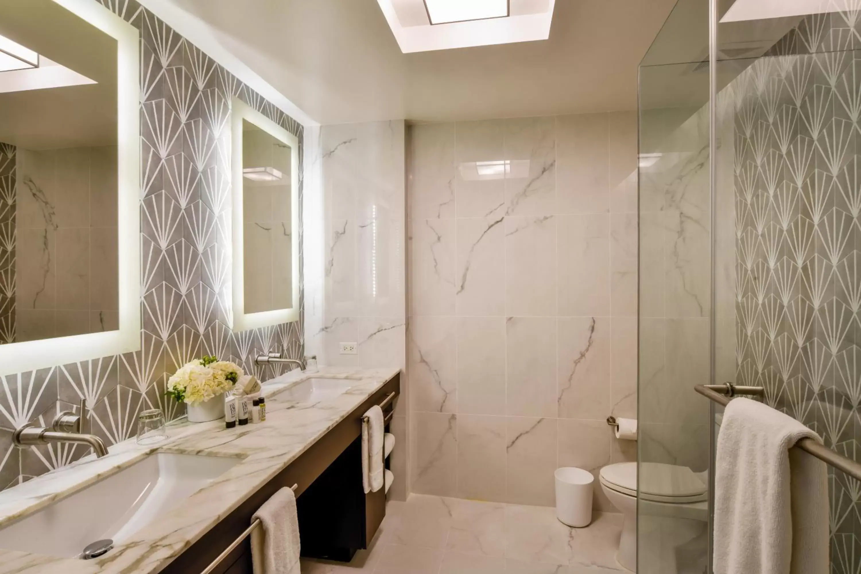 Shower, Bathroom in Hotel Breakwater South Beach