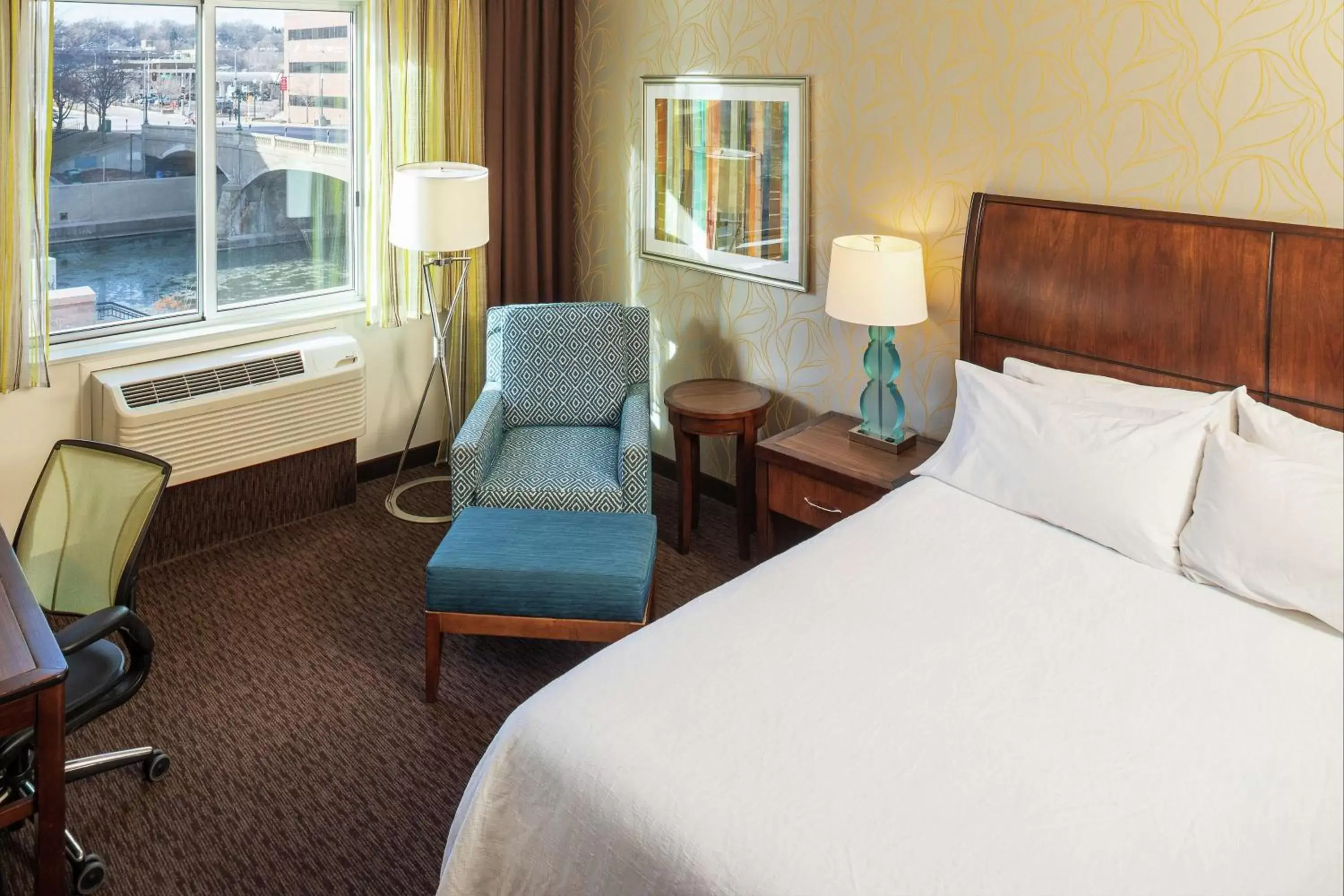 Bed in Hilton Garden Inn Sioux Falls Downtown Bed in Hilton Garden Inn Sioux Falls Downtown