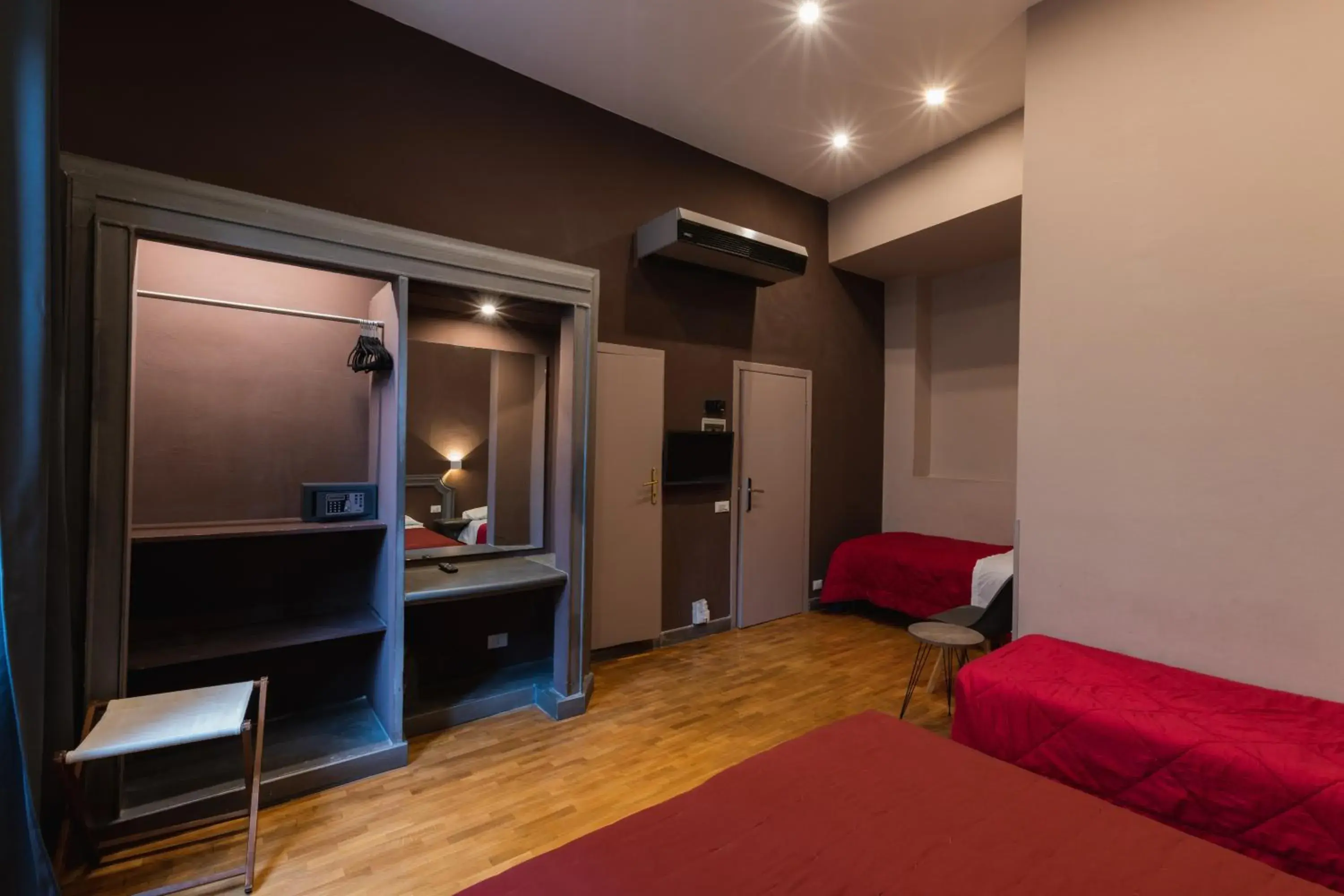Bedroom, TV/Entertainment Center in Hotel Unicorno