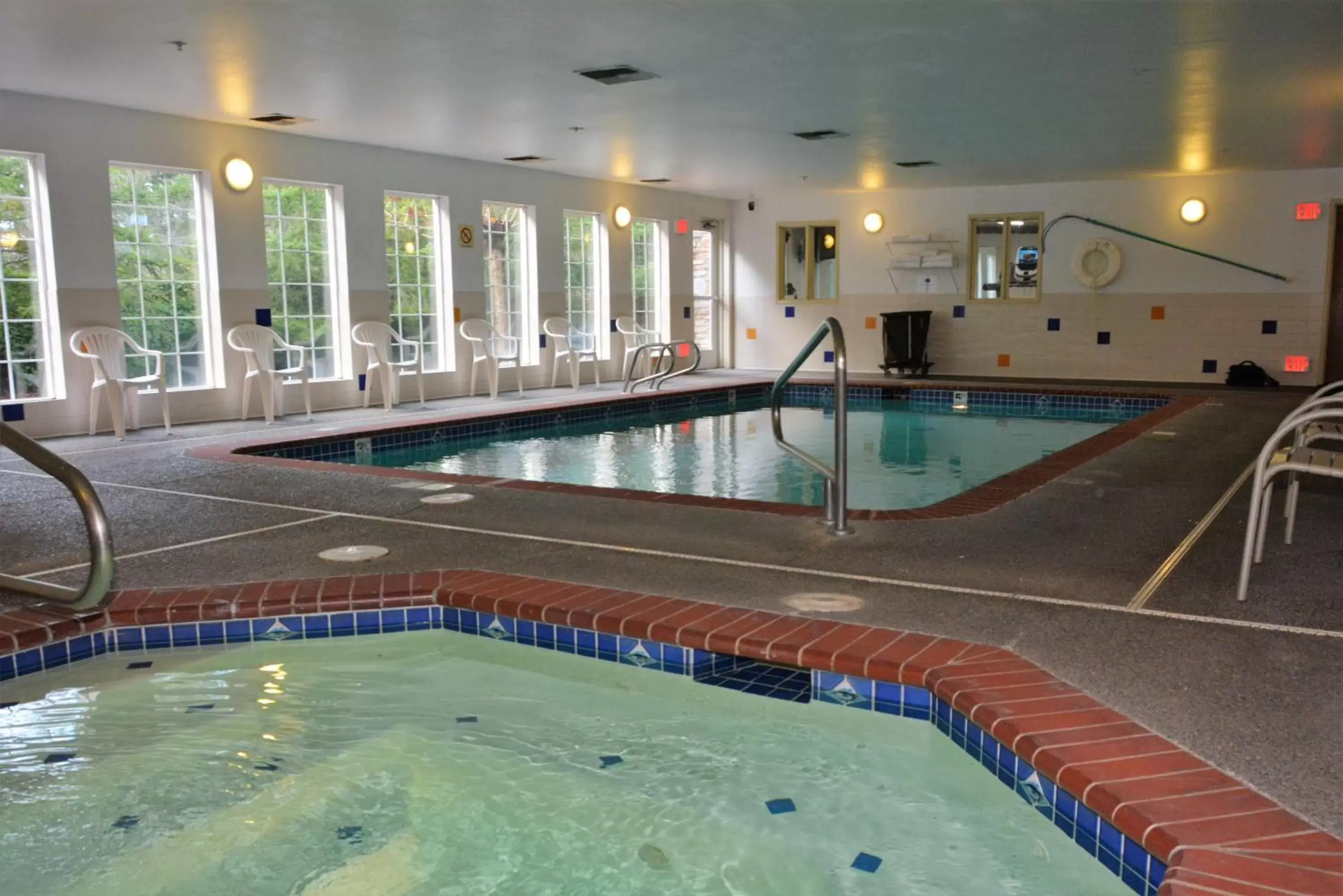 Swimming pool in FairBridge Inn & Suites DuPont Swimming pool in FairBridge Inn & Suites DuPont