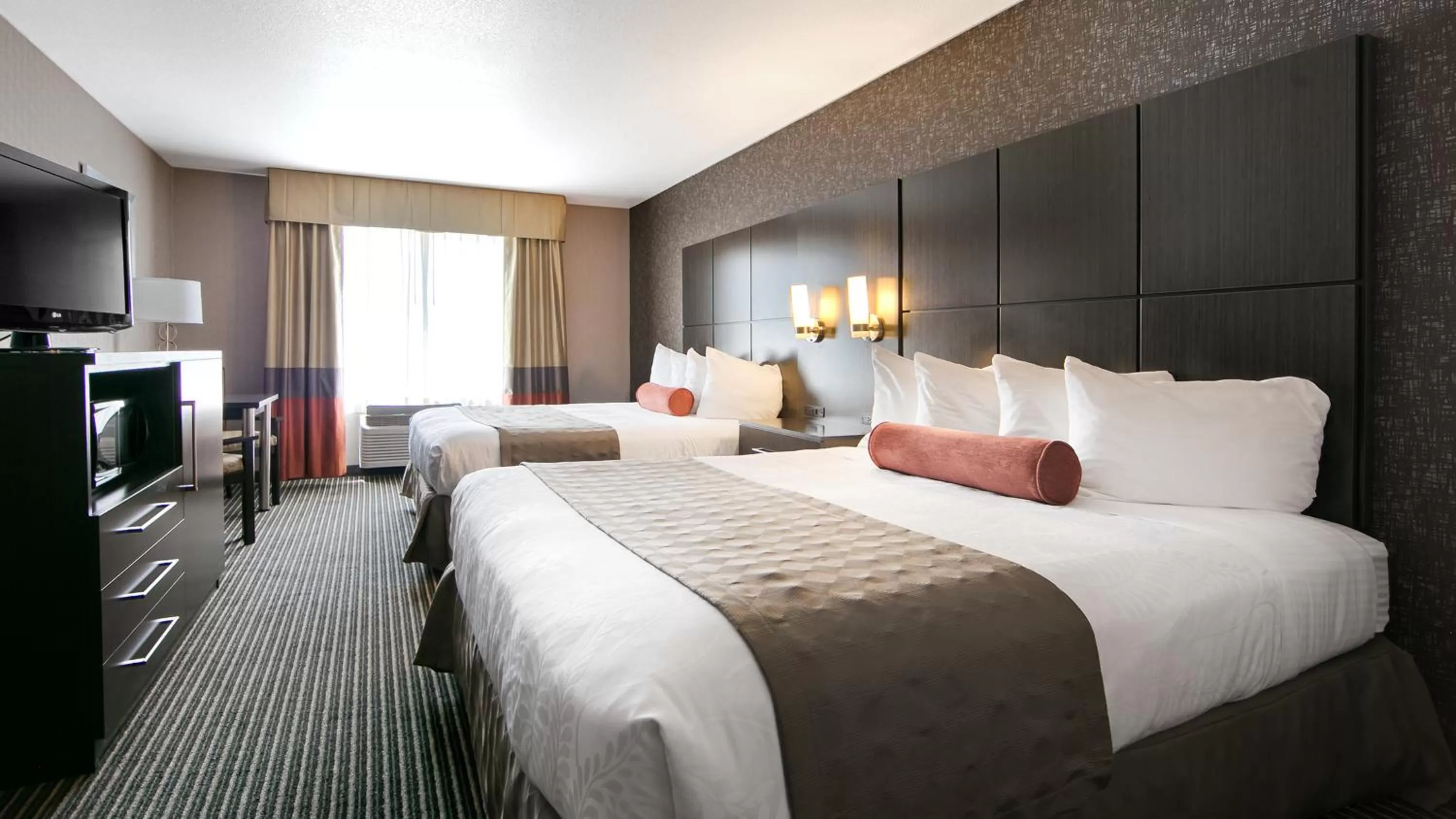 Bed in Best Western Plus Rama Inn & Suites