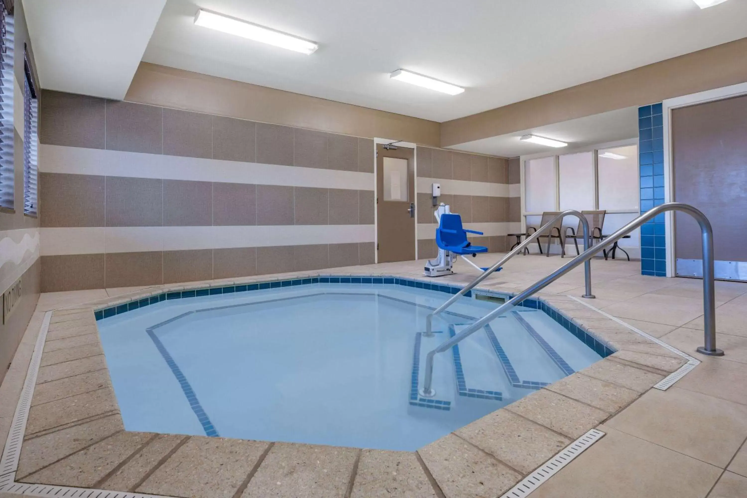 Hot Tub, Swimming Pool in Hawthorn Suites by Wyndham Williston