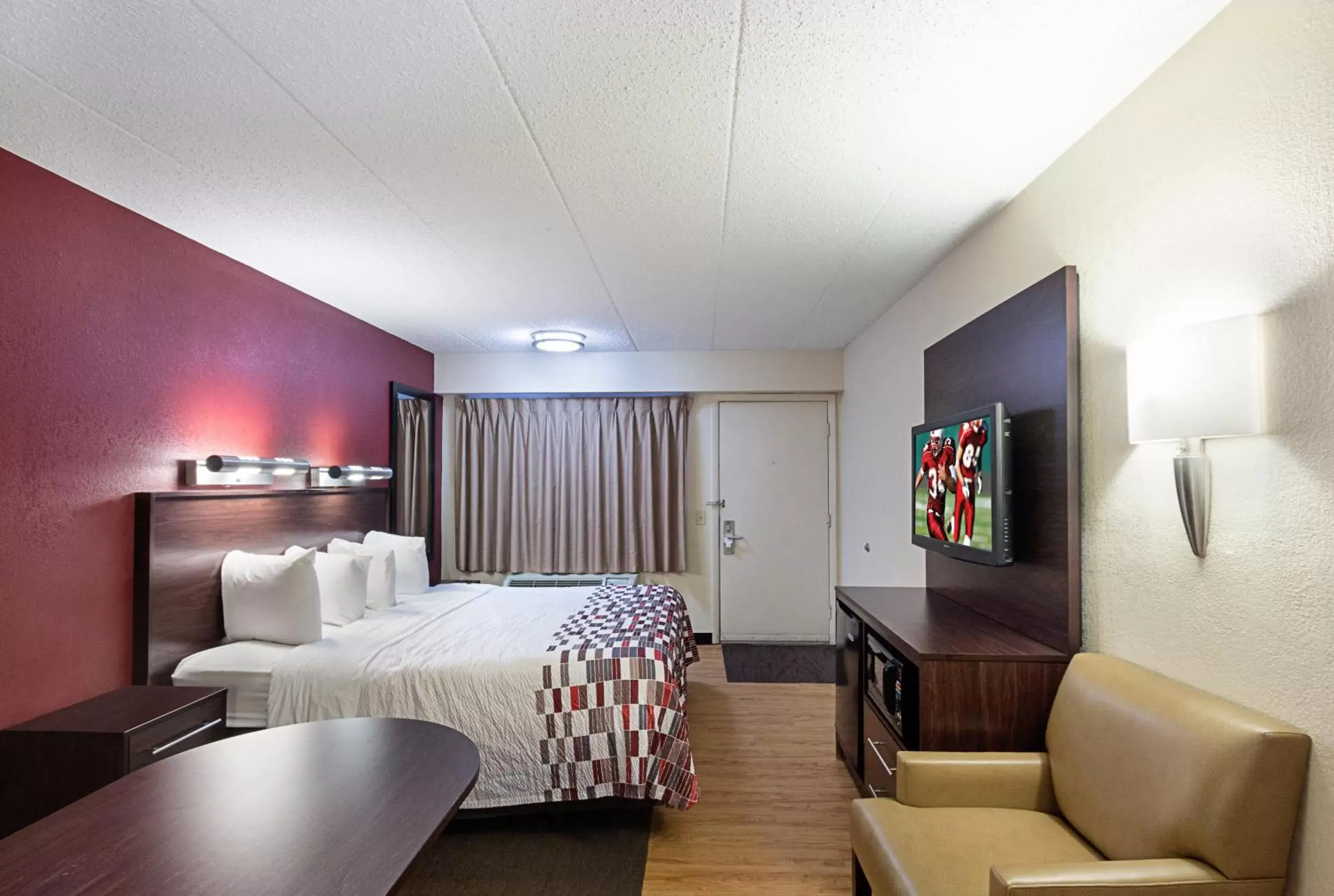 Bedroom in Red Roof Inn Dayton - Fairborn/Nutter Center