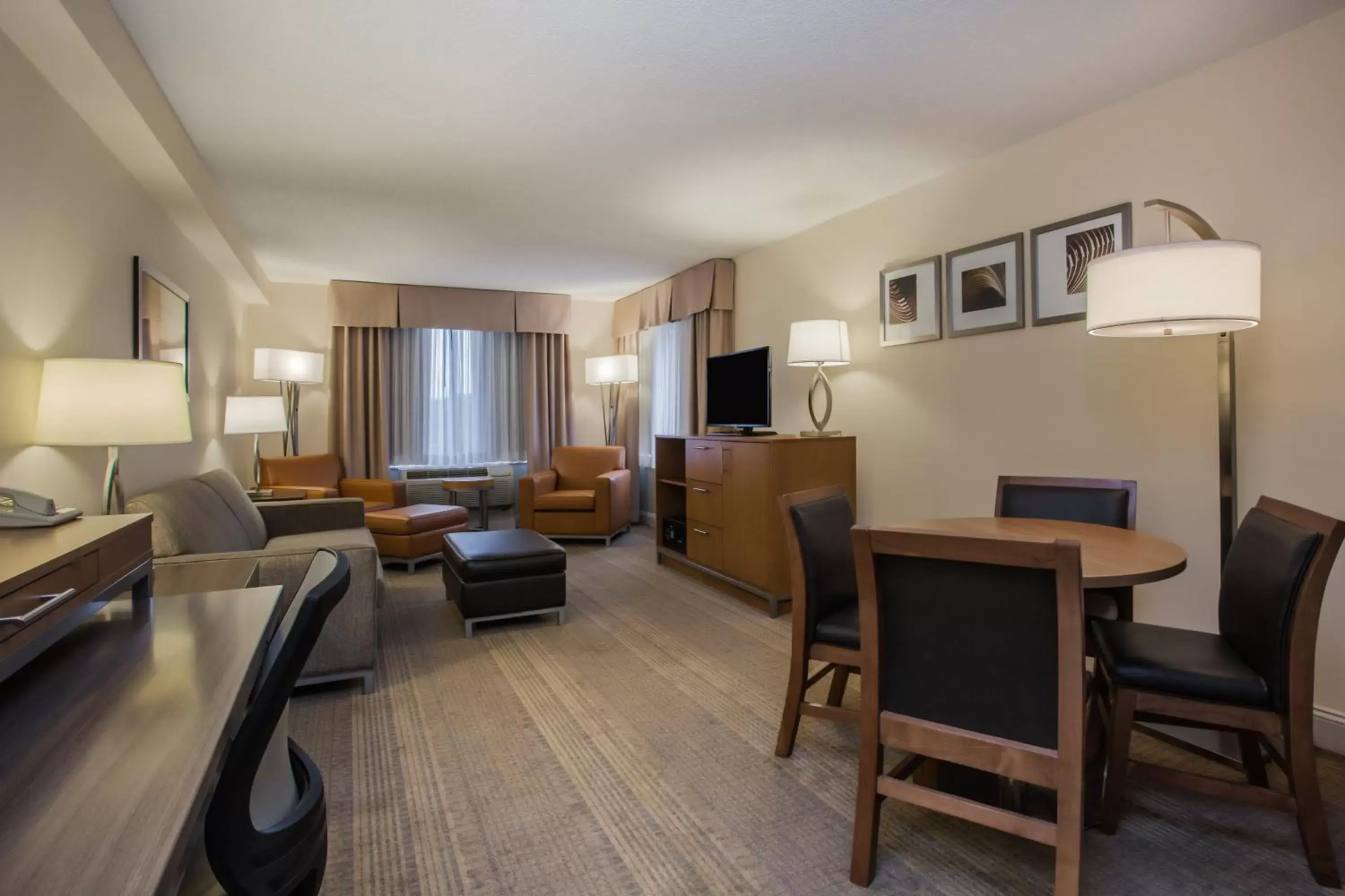 Photo of the whole room, Seating Area in Holiday Inn Saratoga Springs, an IHG Hotel