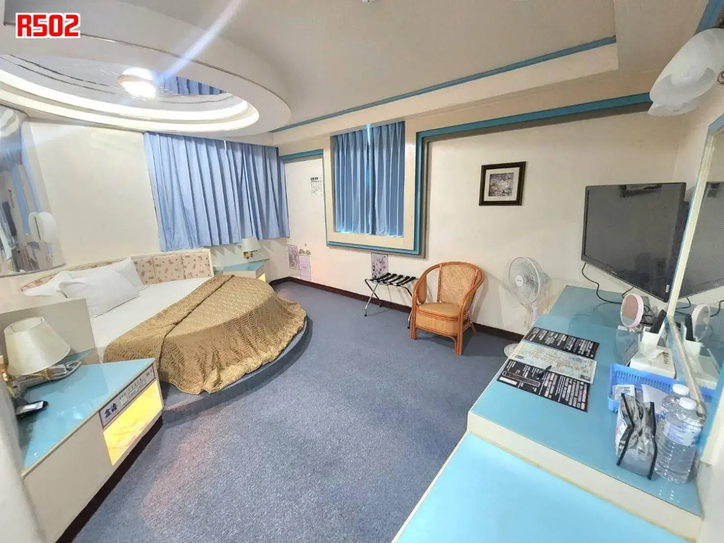 Bed, Seating Area in Hua Ku Hotel