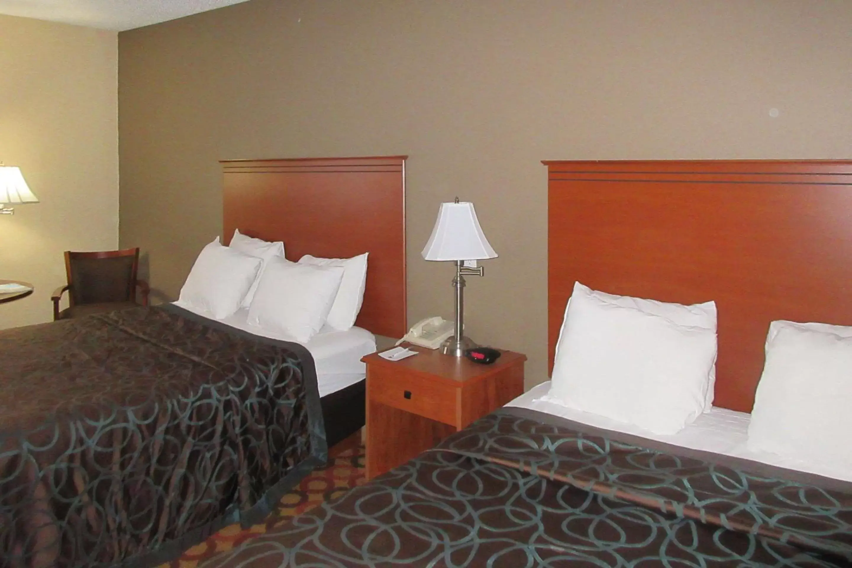 Photo of the whole room, Bed in Clarion Inn