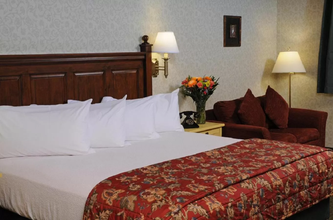 Bedroom, Bed in Pike's Waterfront Lodge