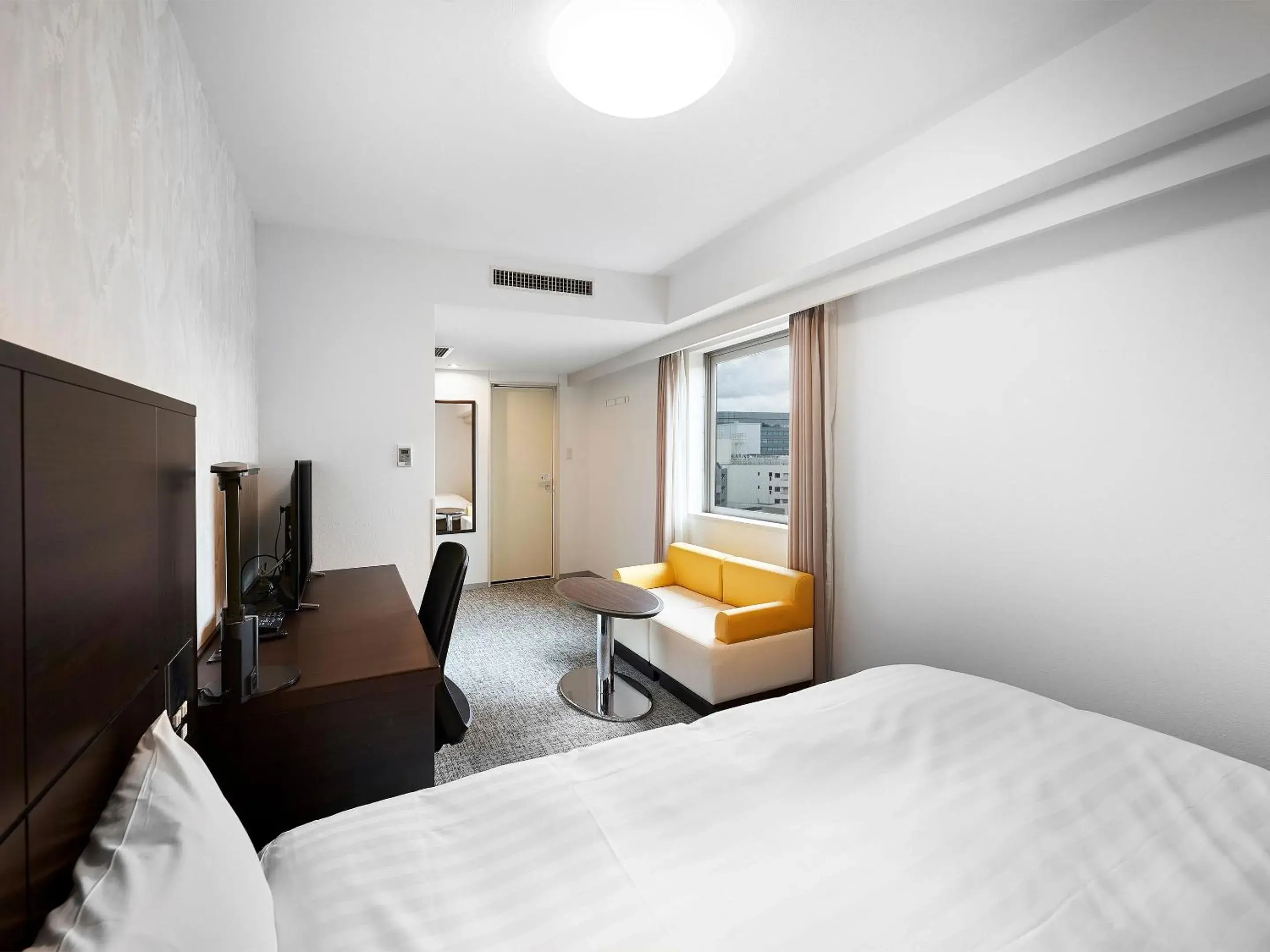 Bed, TV/Entertainment Center in Daiwa Roynet Hotel Kawasaki