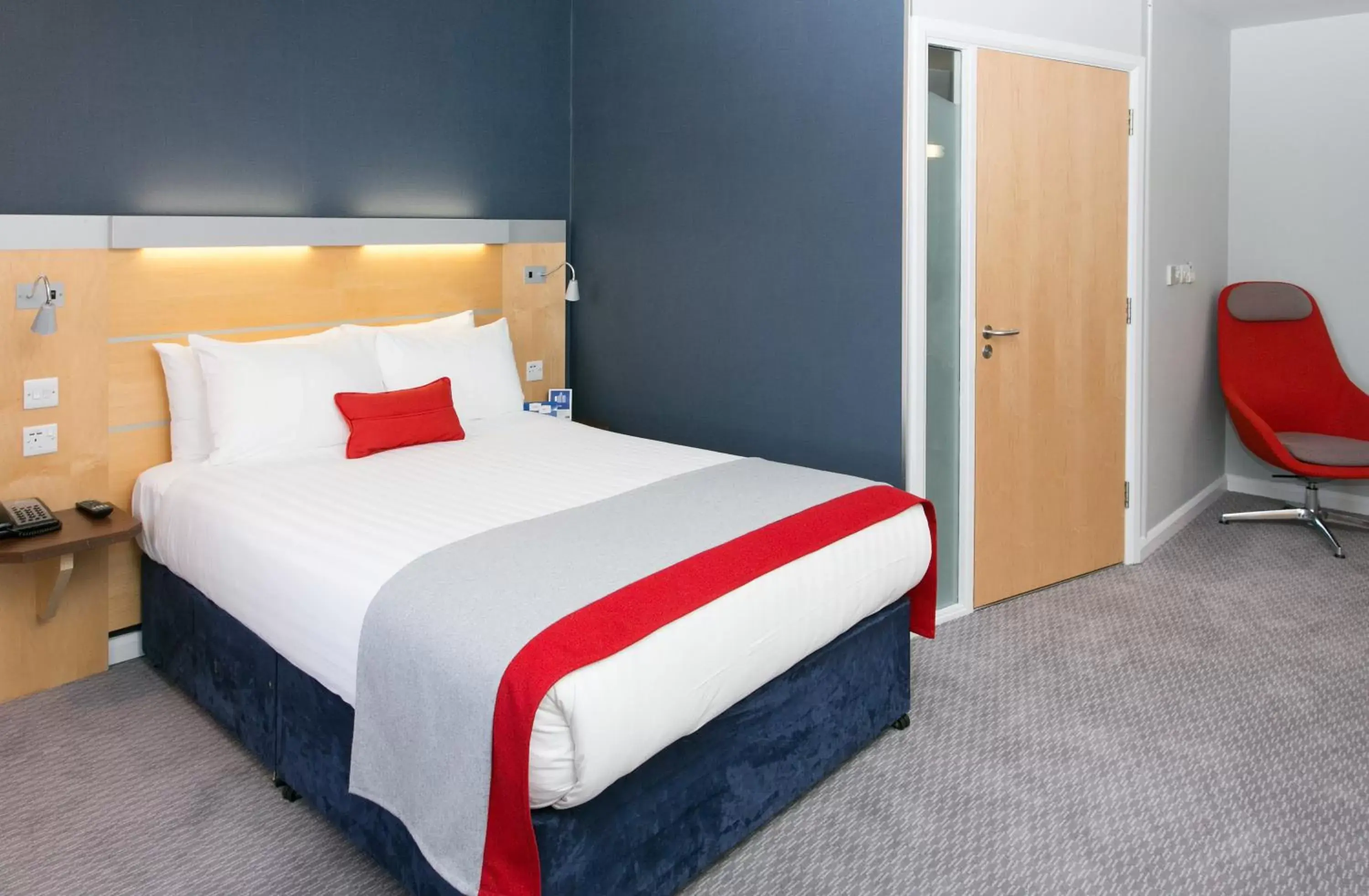 Bed in Holiday Inn Express Antrim by IHG Bed in Holiday Inn Express Antrim by IHG