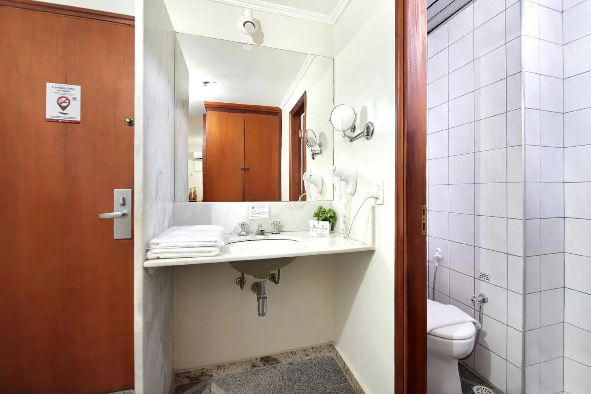 Bathroom in Hotel Dan Inn Ribeirão Preto By Nacional Inn