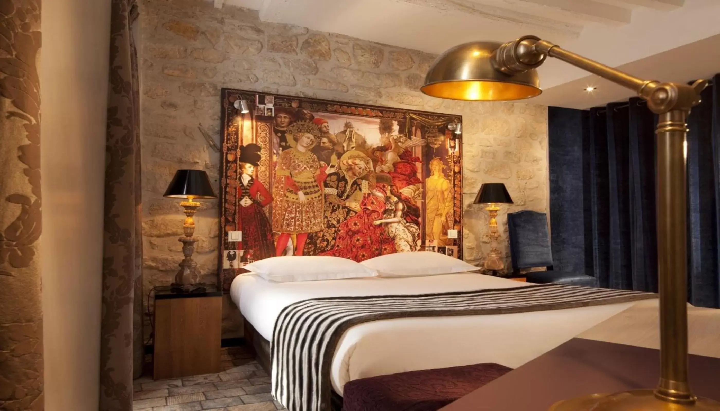 Bed in Hotel Le Notre Dame Saint Michel